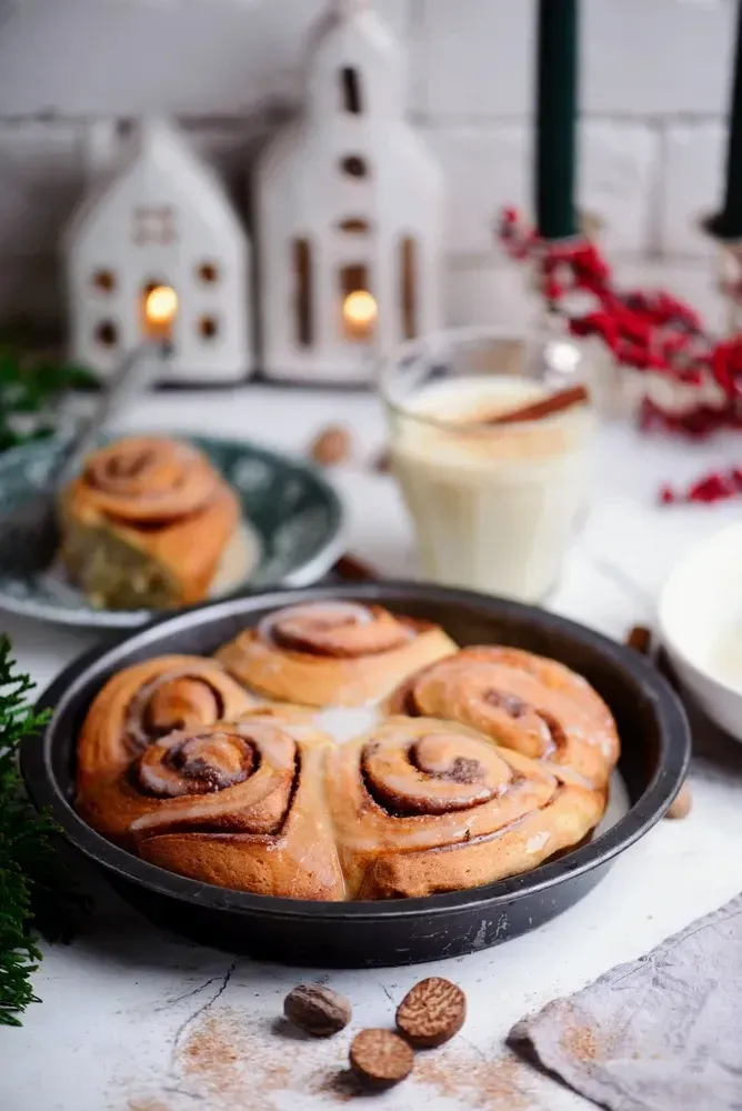 Festive Eggnog Cinnamon Rolls
