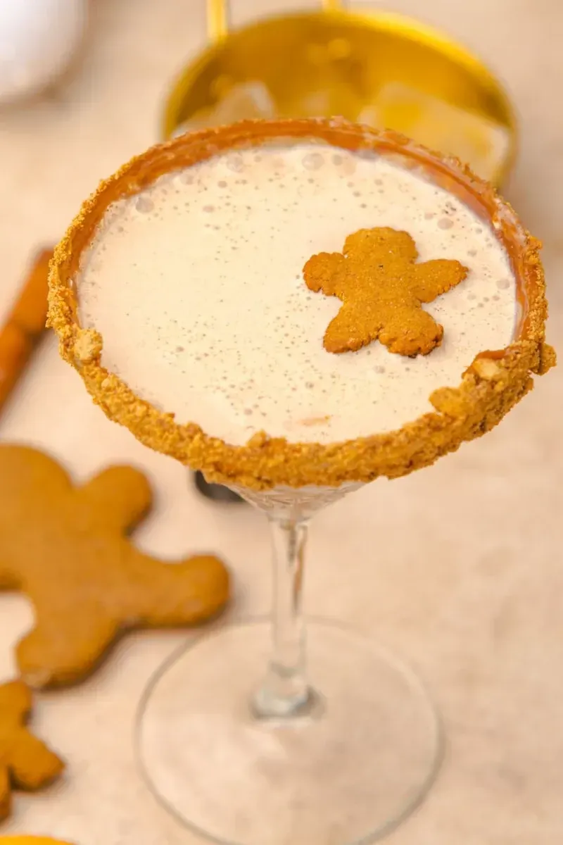 Gingerbread Martini – Easy Christmas Cocktail