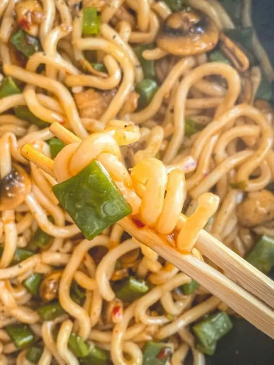 Vegetarian Stir Fry Udon Noodles With Sweet Chili Sauce in Chop Sticks