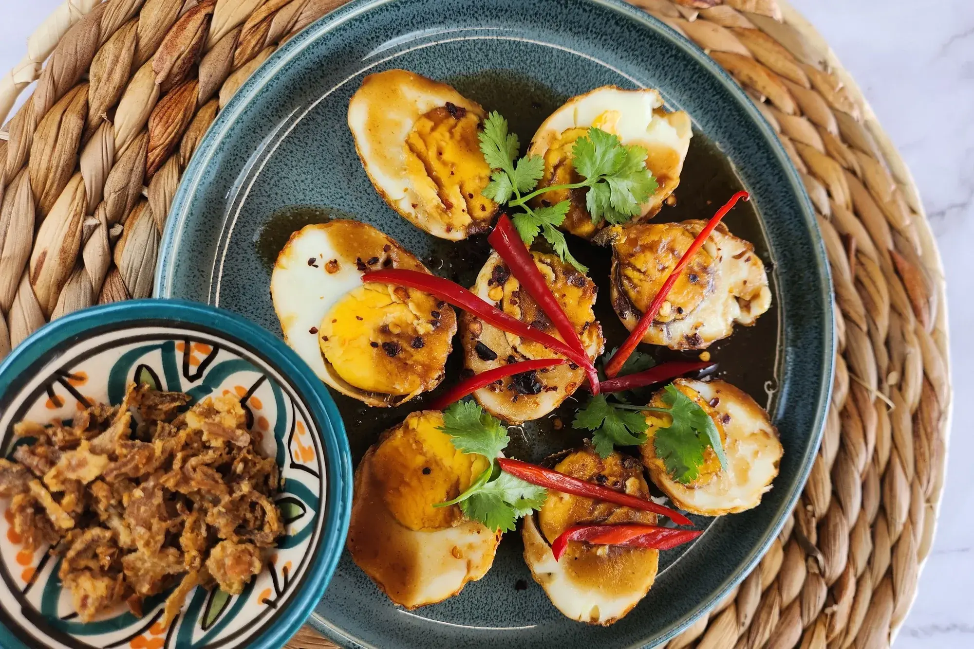 A bowl of fried shallots about the plate of eggs.
