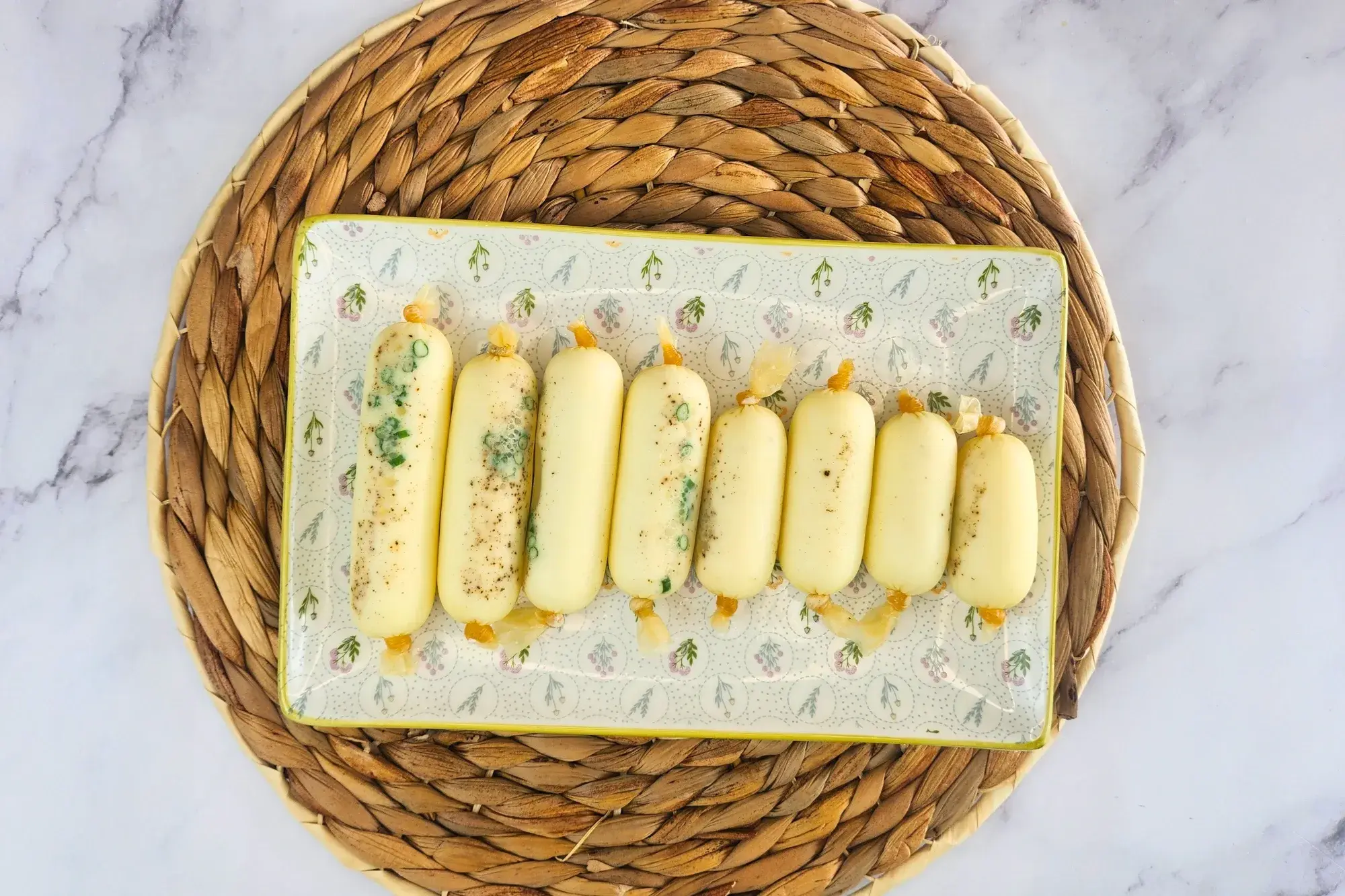 A plate of cooked sausages