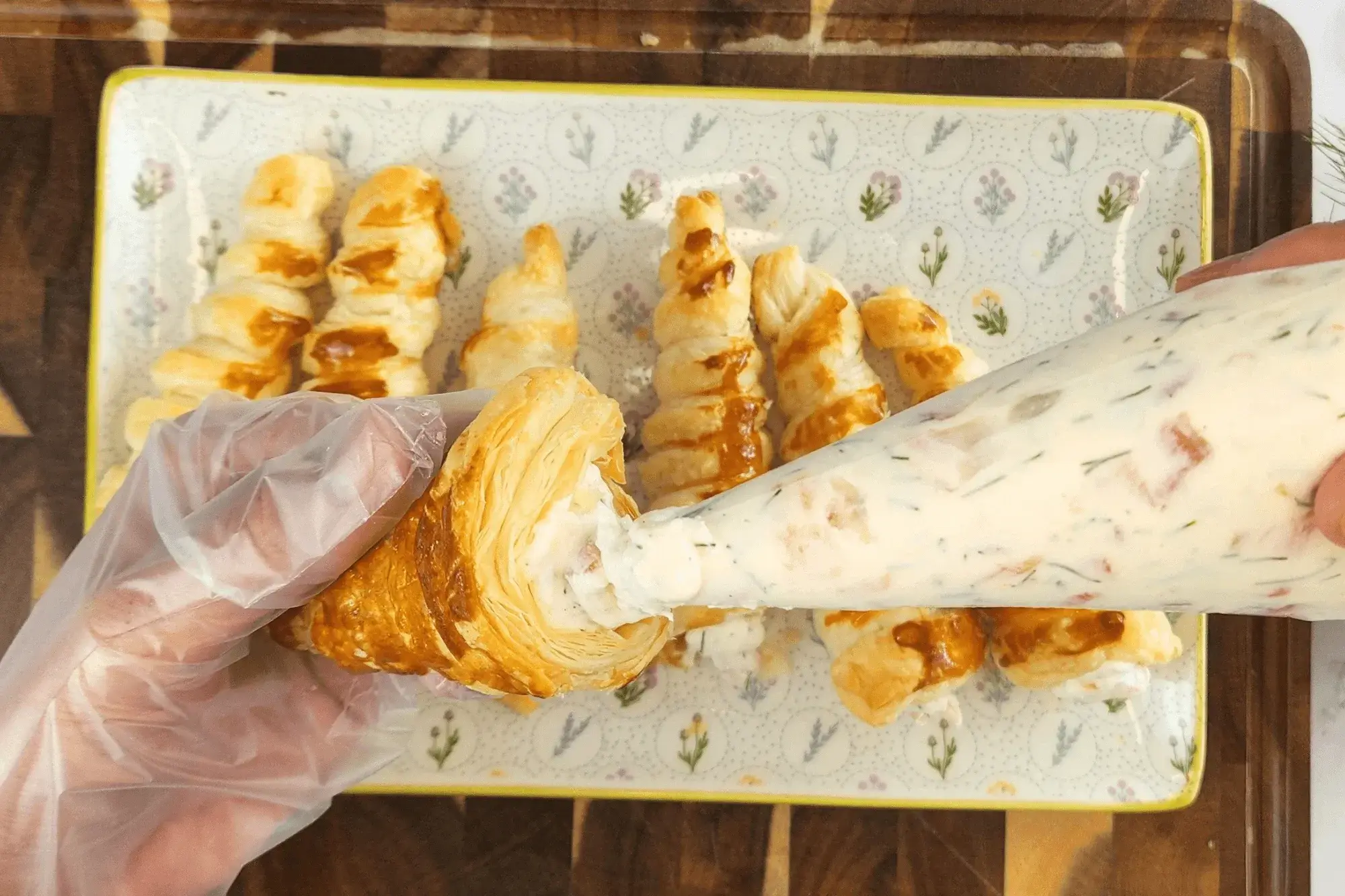 Add mixture onto the cooled pastries 