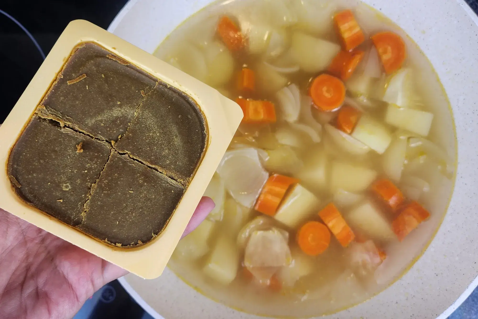 Break the curry roux into smaller blocks and drop them into the pot. 