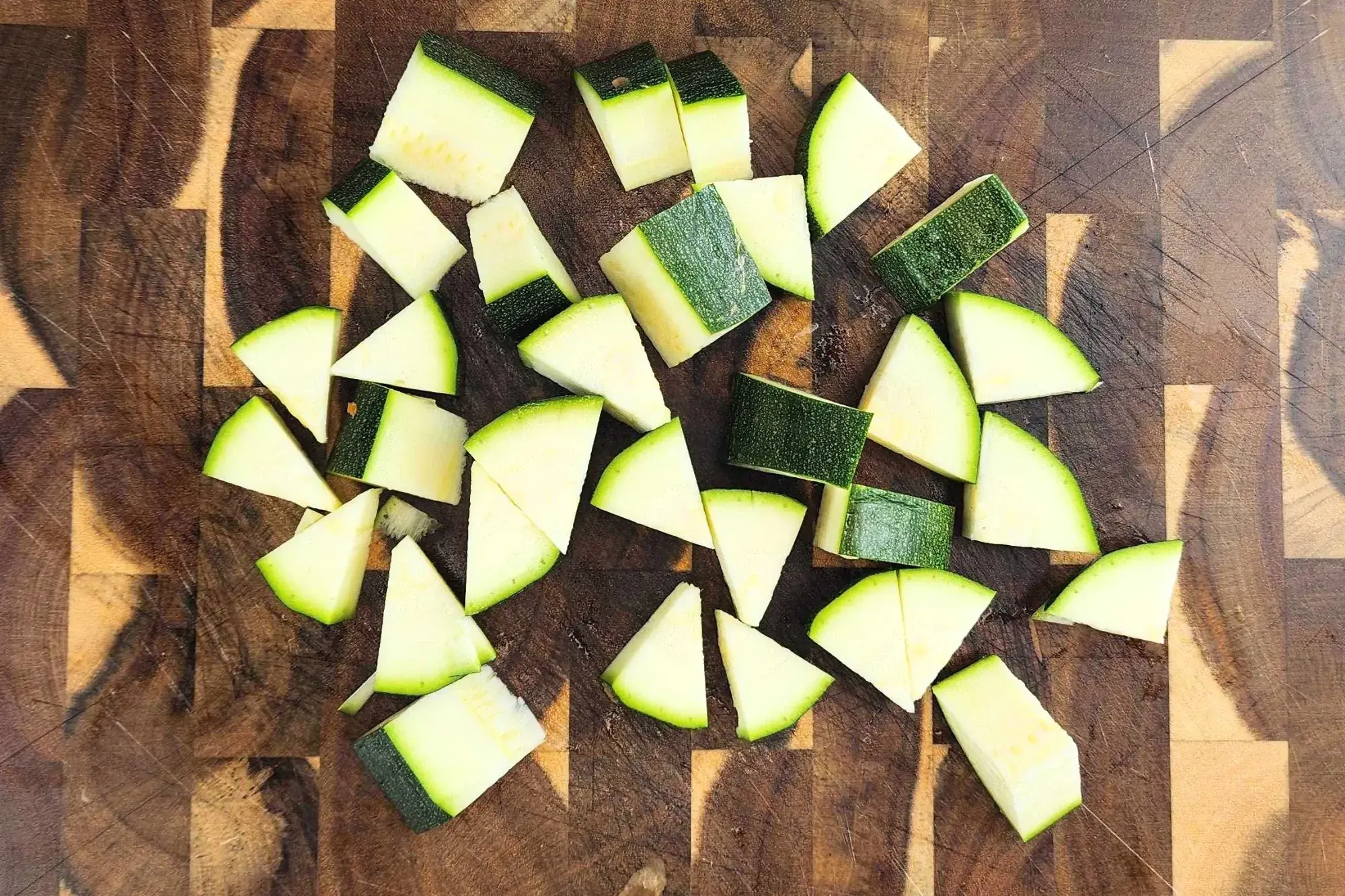 Chop courgette (zucchini)