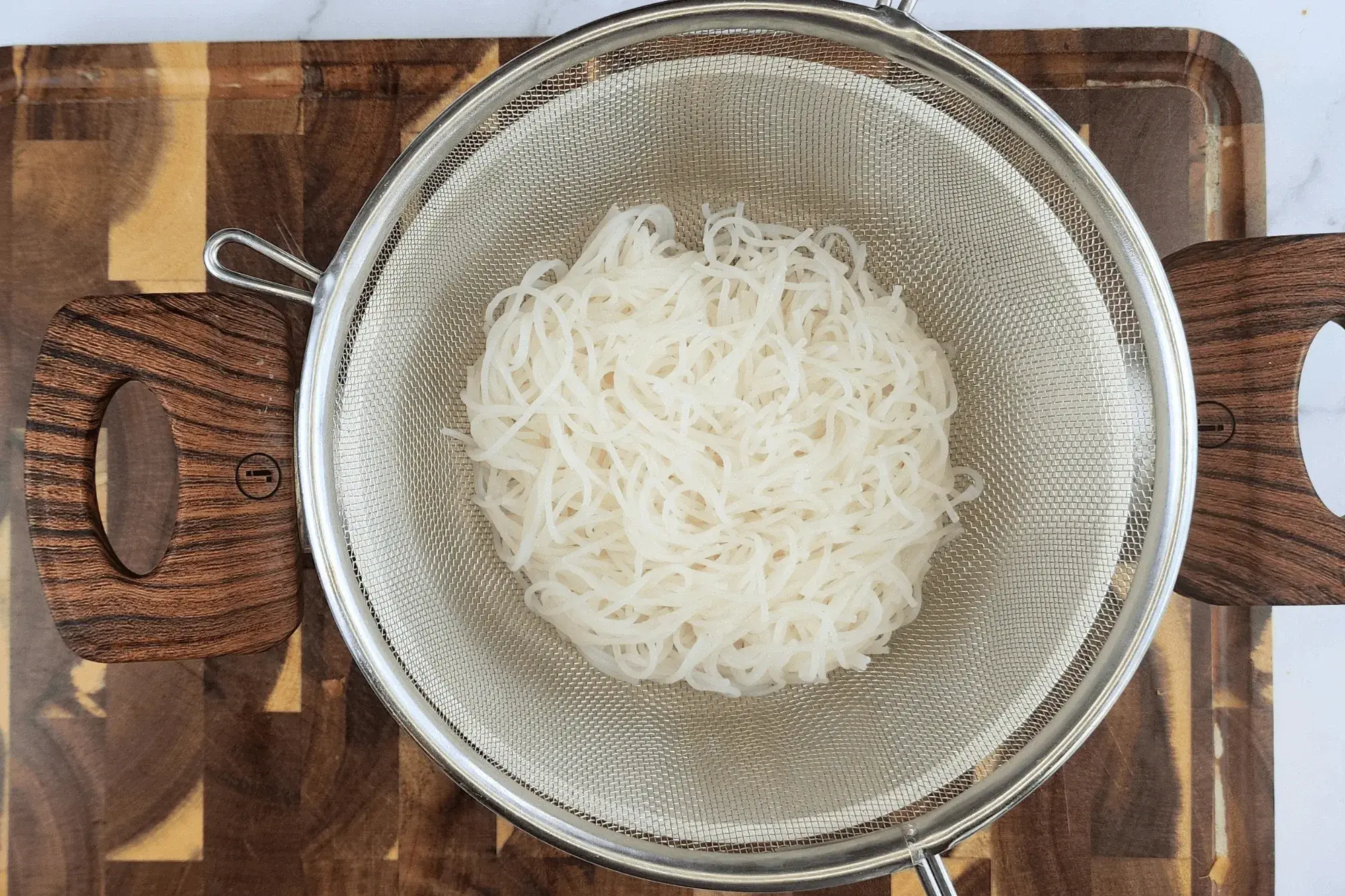 Cook and drain the vermicelli noodles.