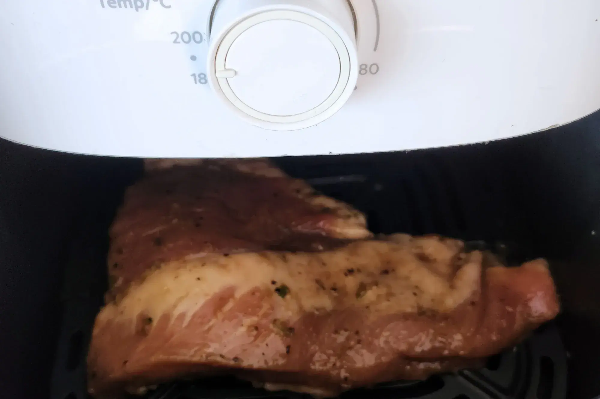  Cook pork jowl for 15 minutes.