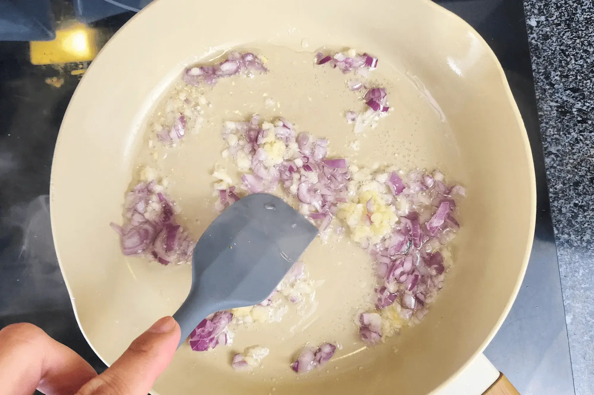 stir garlic and shallot the sauce pan