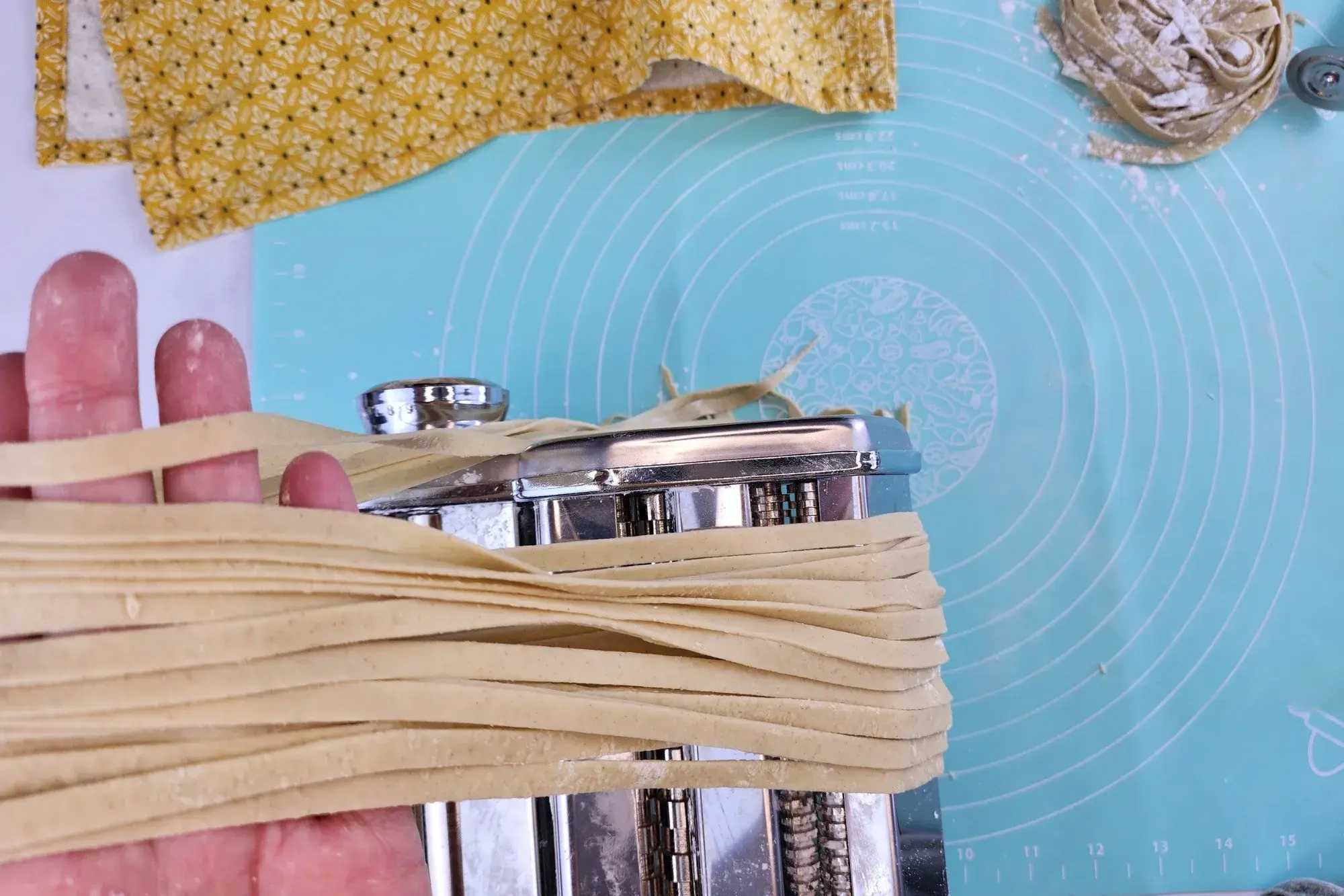 Cut the dough into noodle strands - medium size