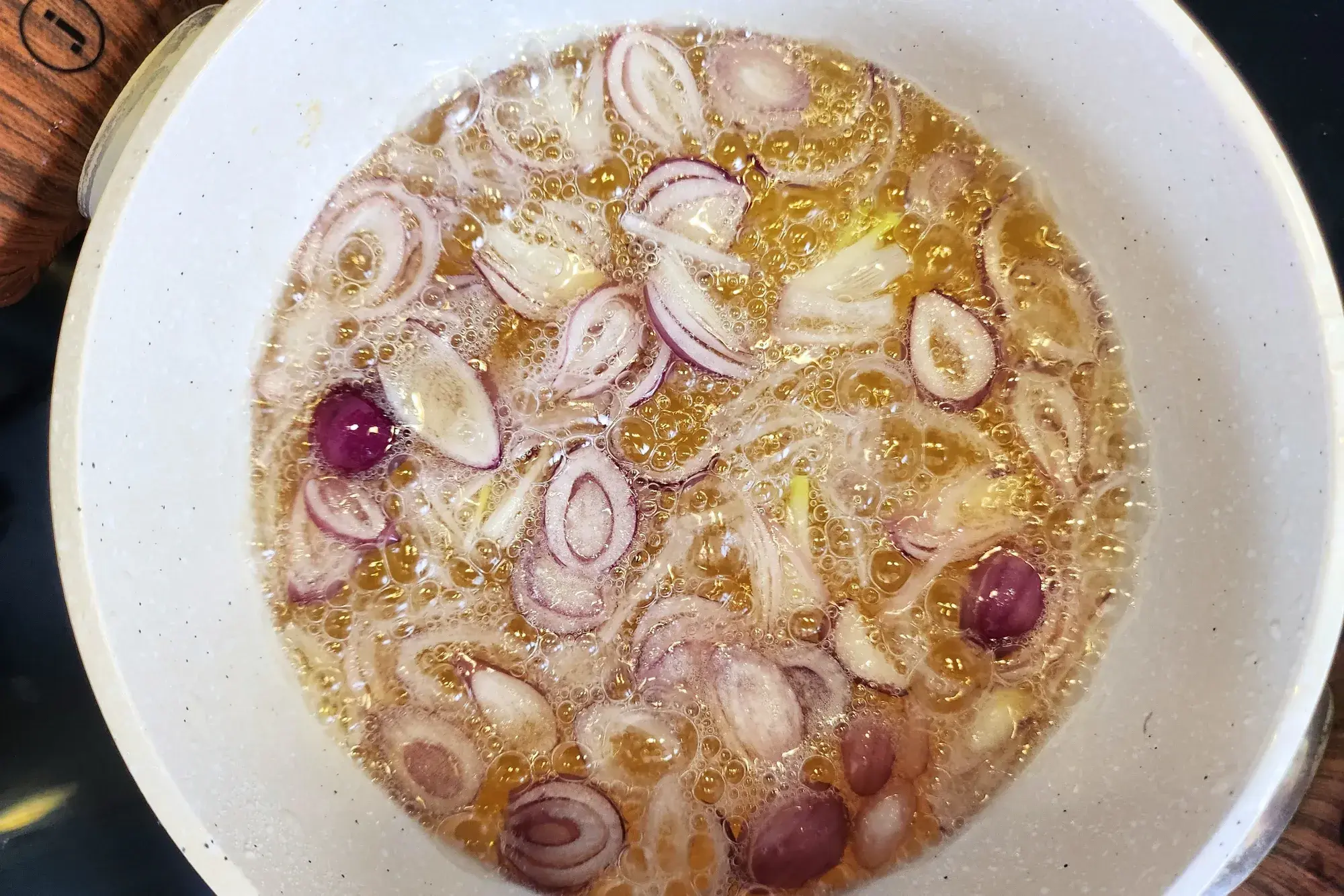 Frying sliced shallots