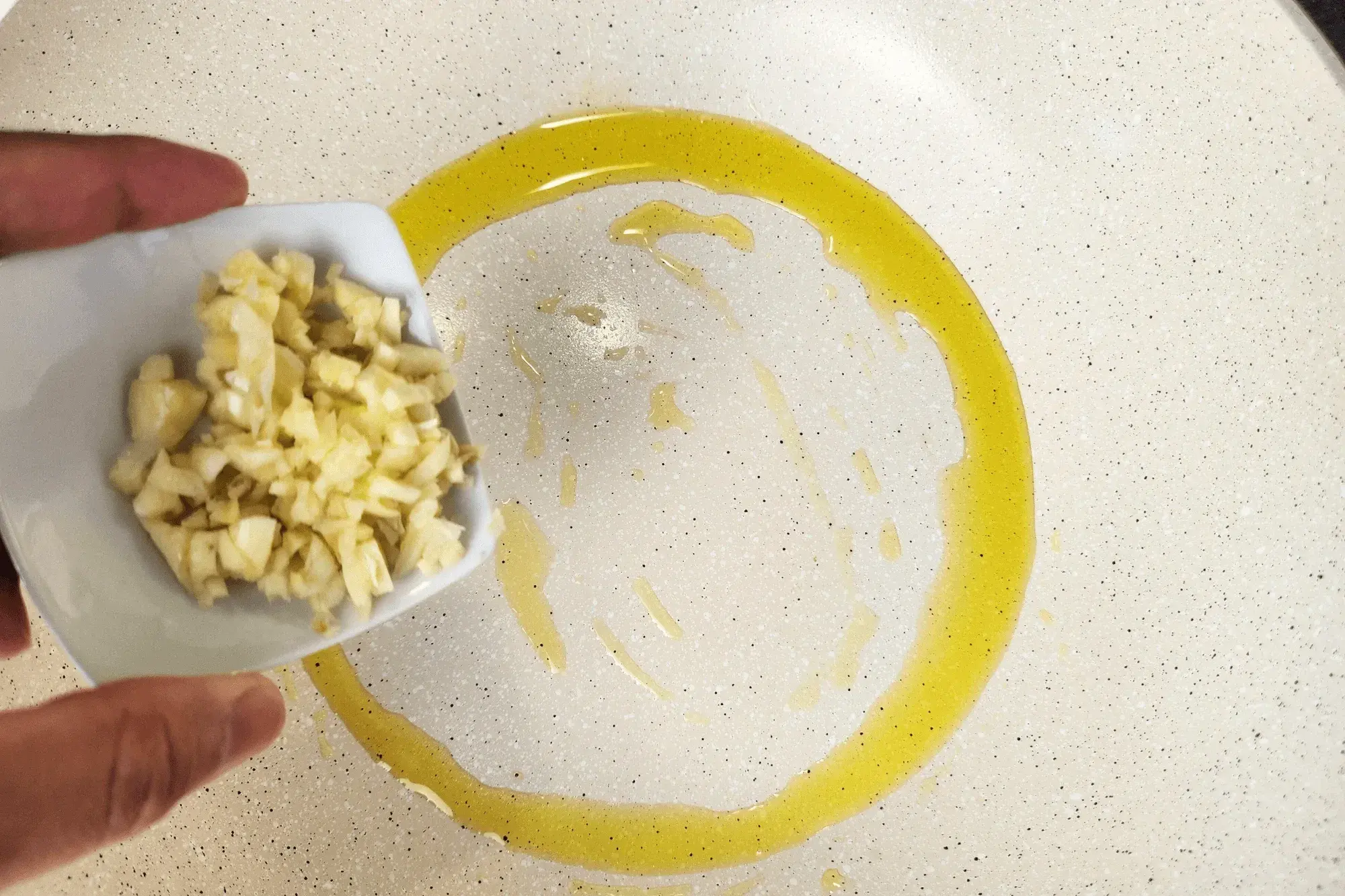 Heat a pan and add oil. Sauté the garlic until fragrant.