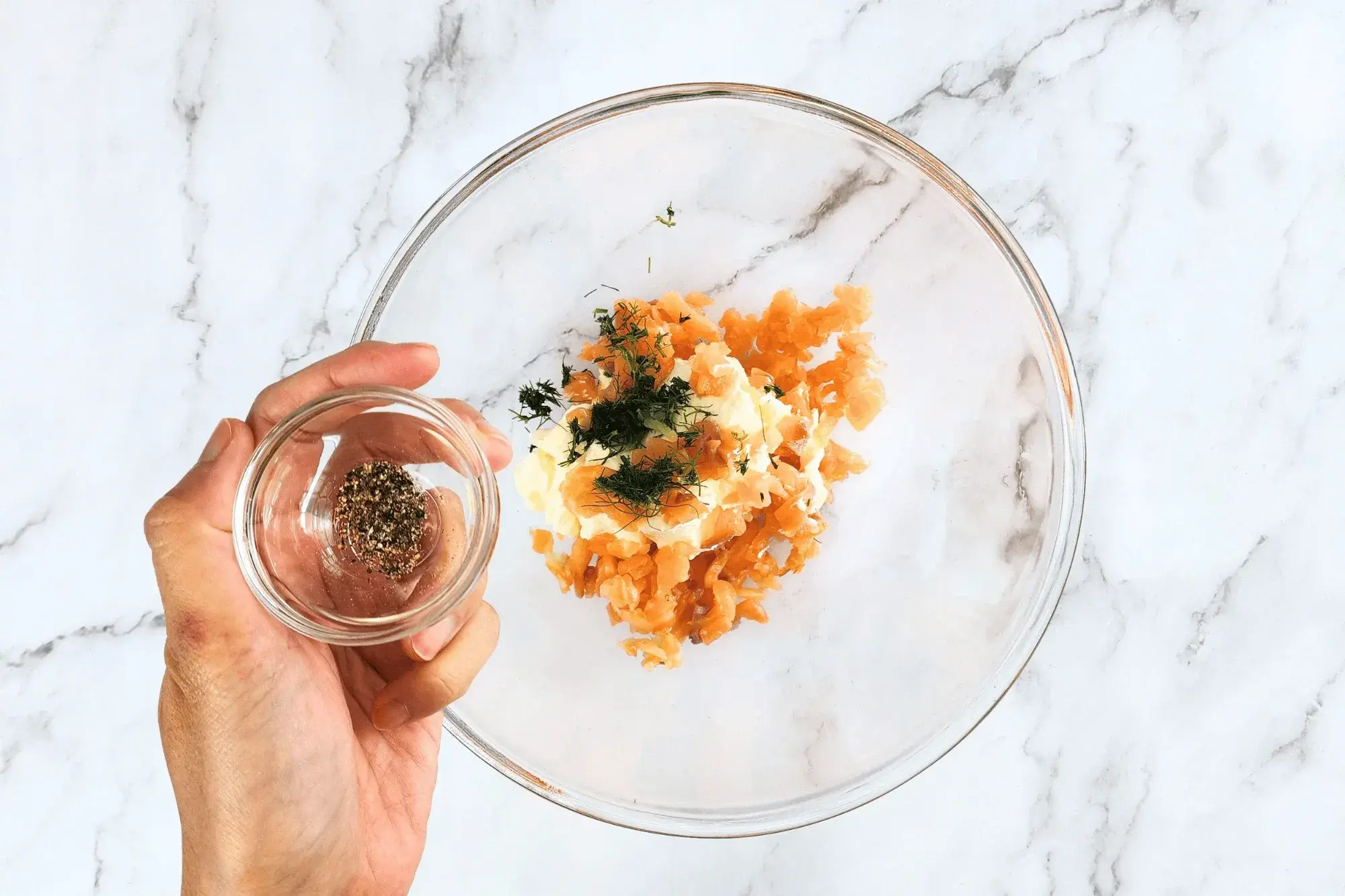 In a bowl, mix cream cheese, smoked salmon, dill, lemon juice and black pepper.