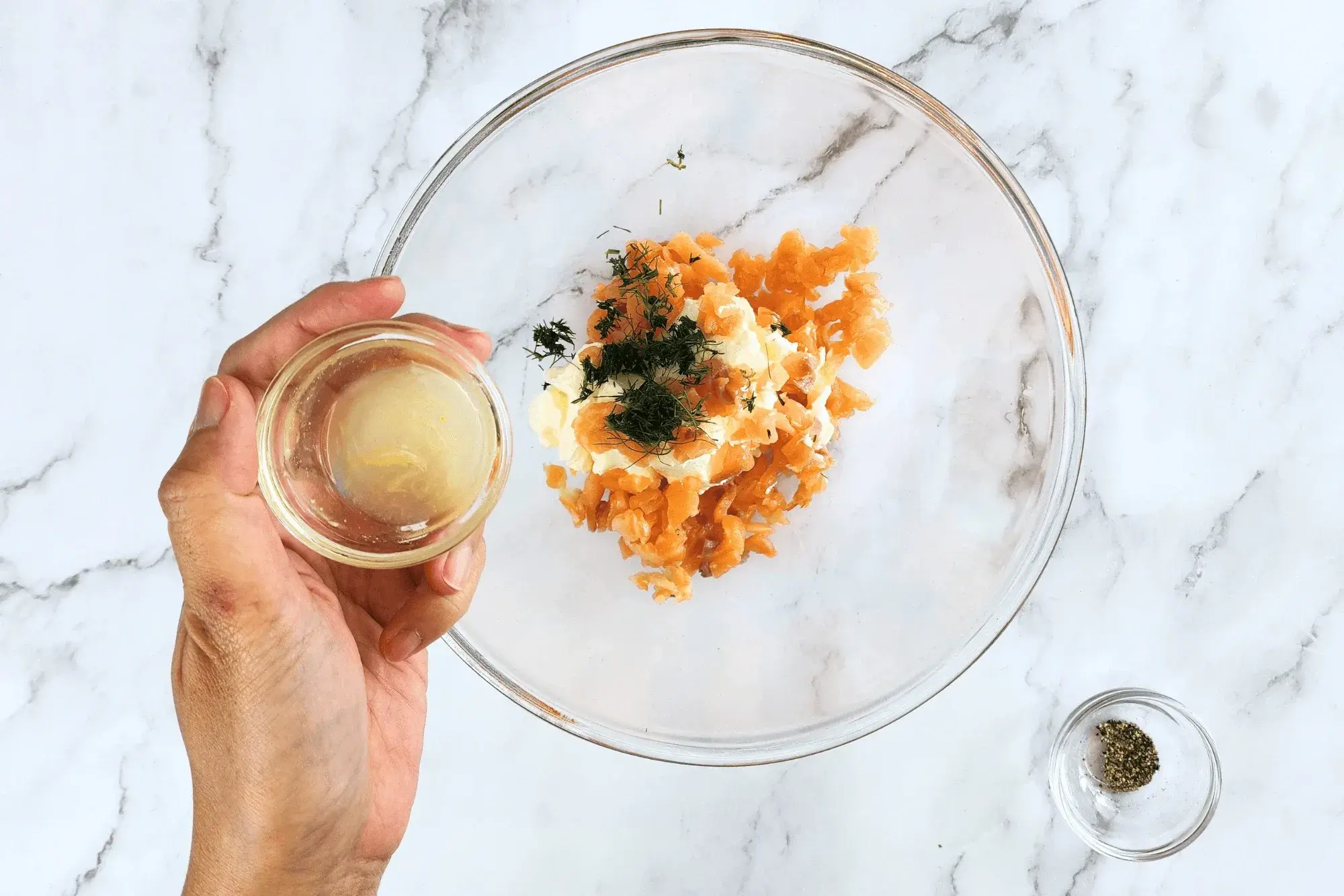 In a bowl, mix cream cheese, smoked salmon, dill, lemon juice