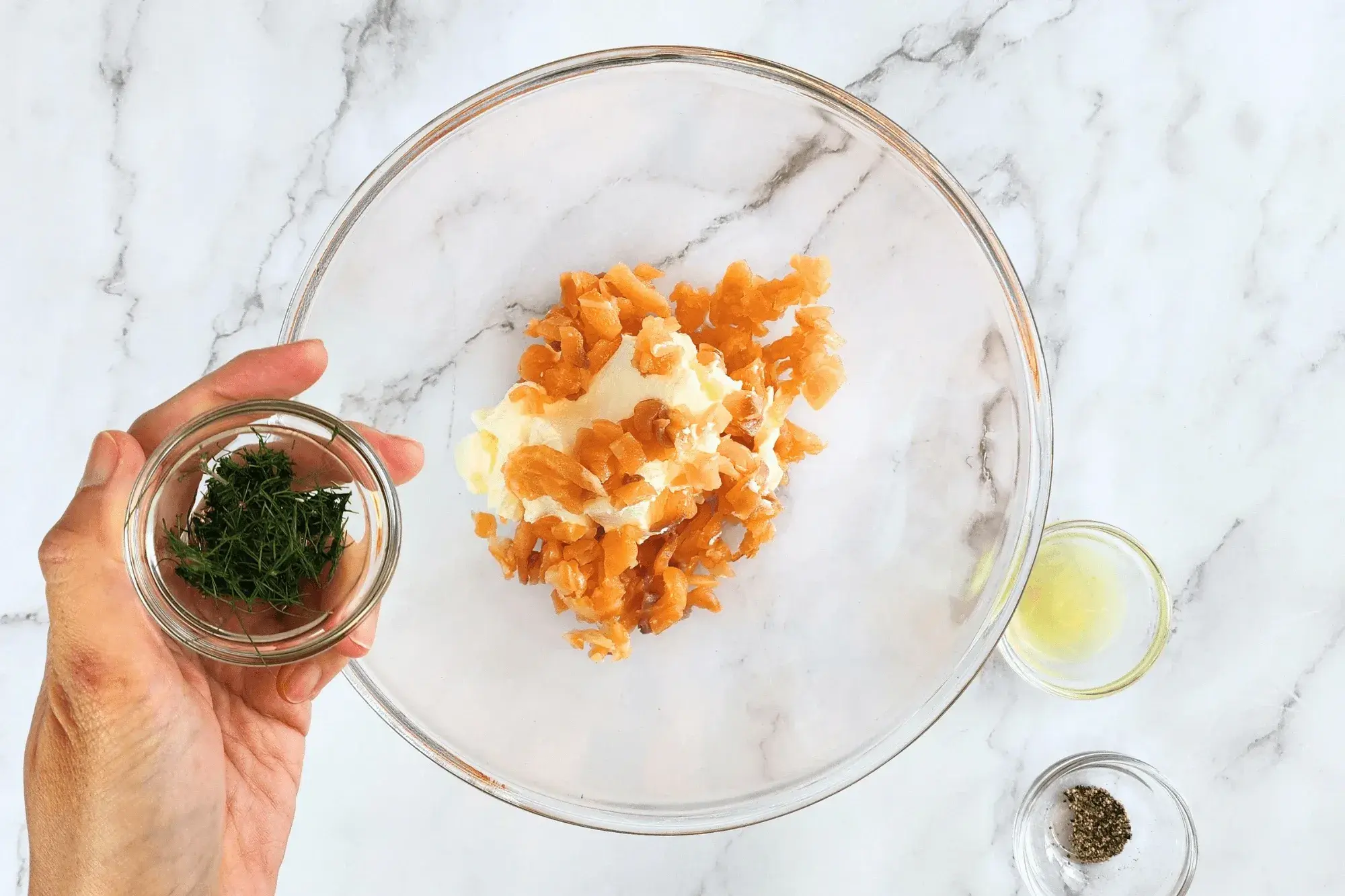 In a bowl, mix cream cheese, smoked salmon, dill