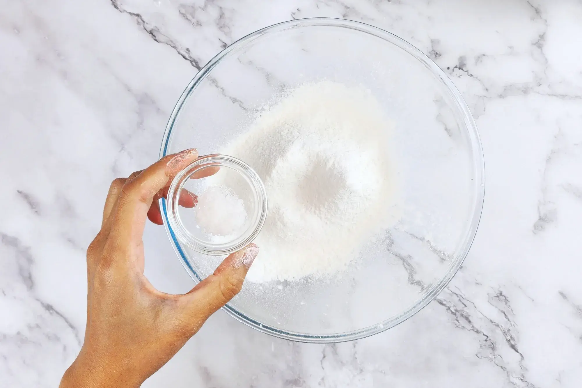 In a mixing bowl, combine rice flour, tapioca starch, and salt.