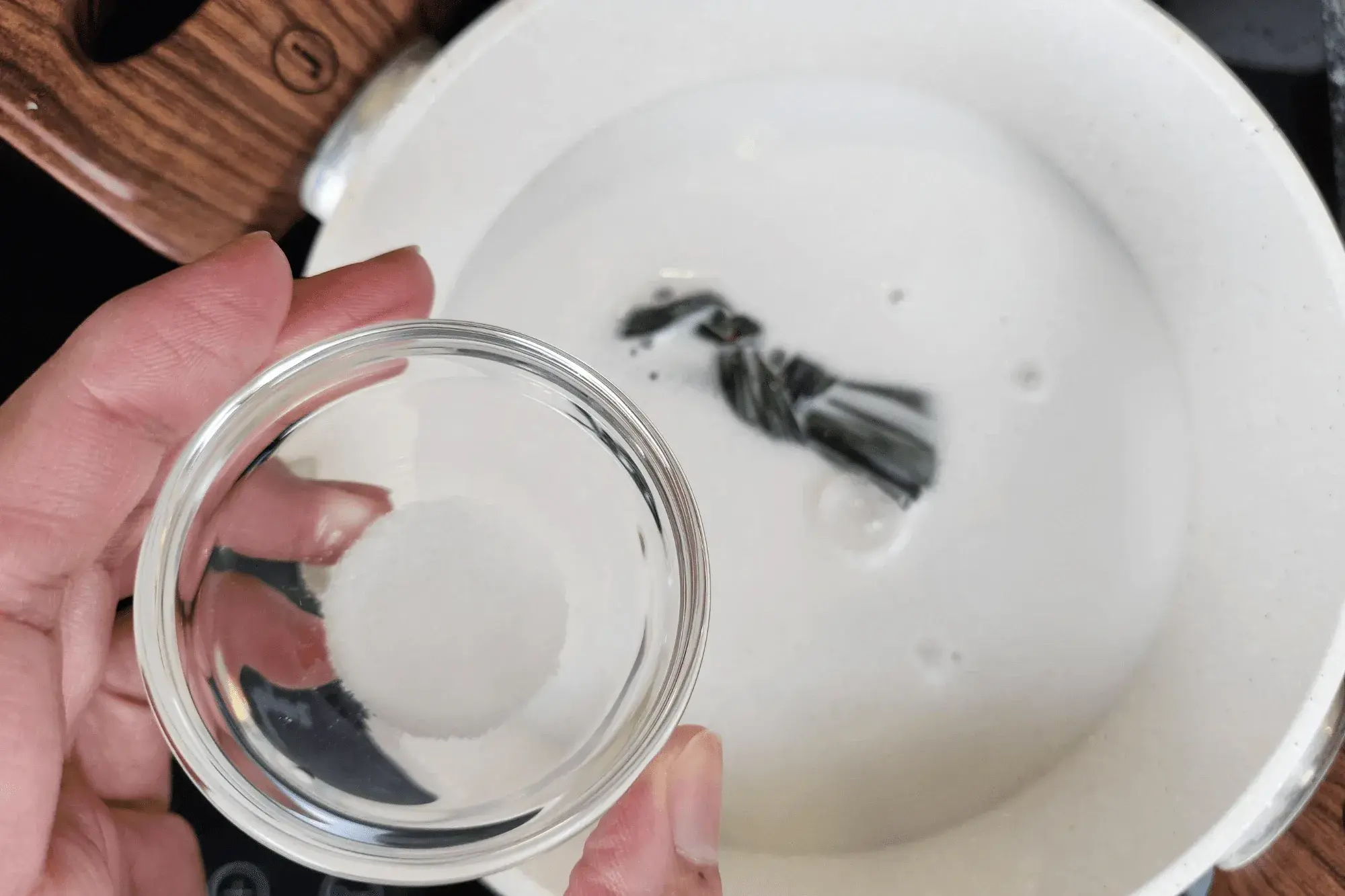 In a pot, combine coconut milk, pandan leaf, sugar, salt