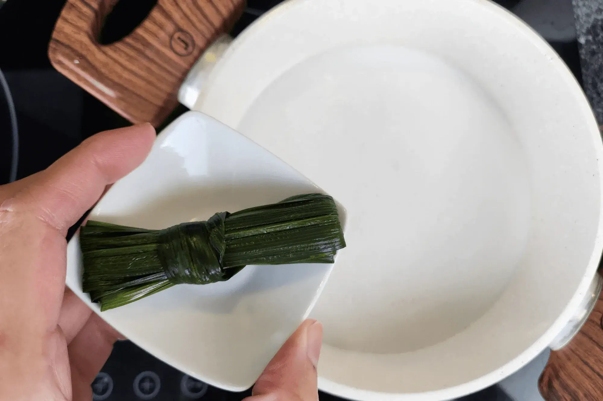 In a pot, combine coconut milk, pandan leaf