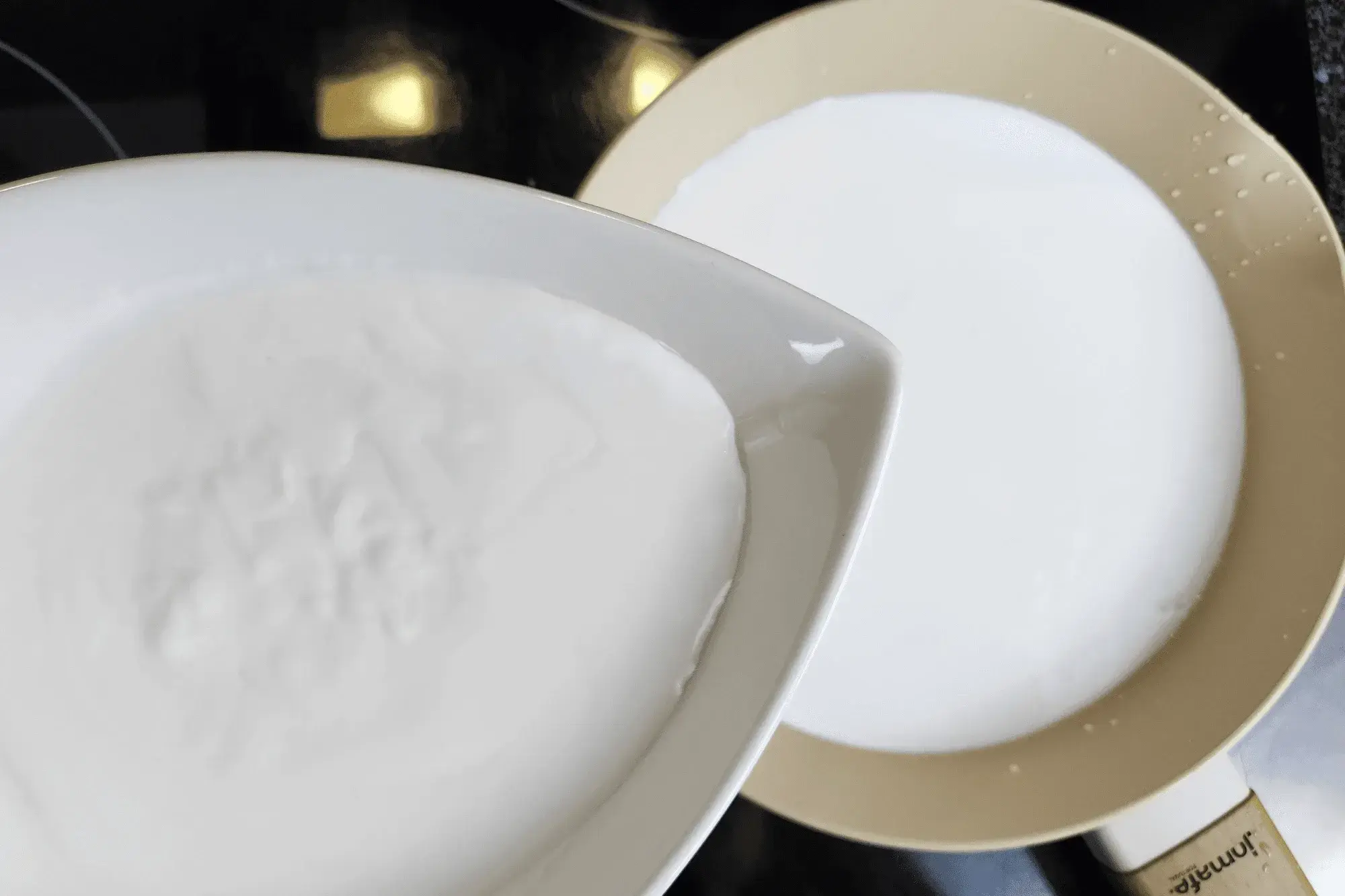 In the second pot, heat the coconut milk over low heat. 