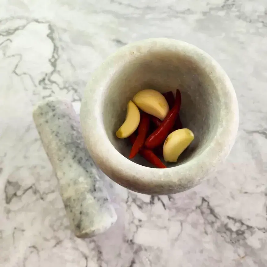 Garlic and chilli in a pestle and mortar 