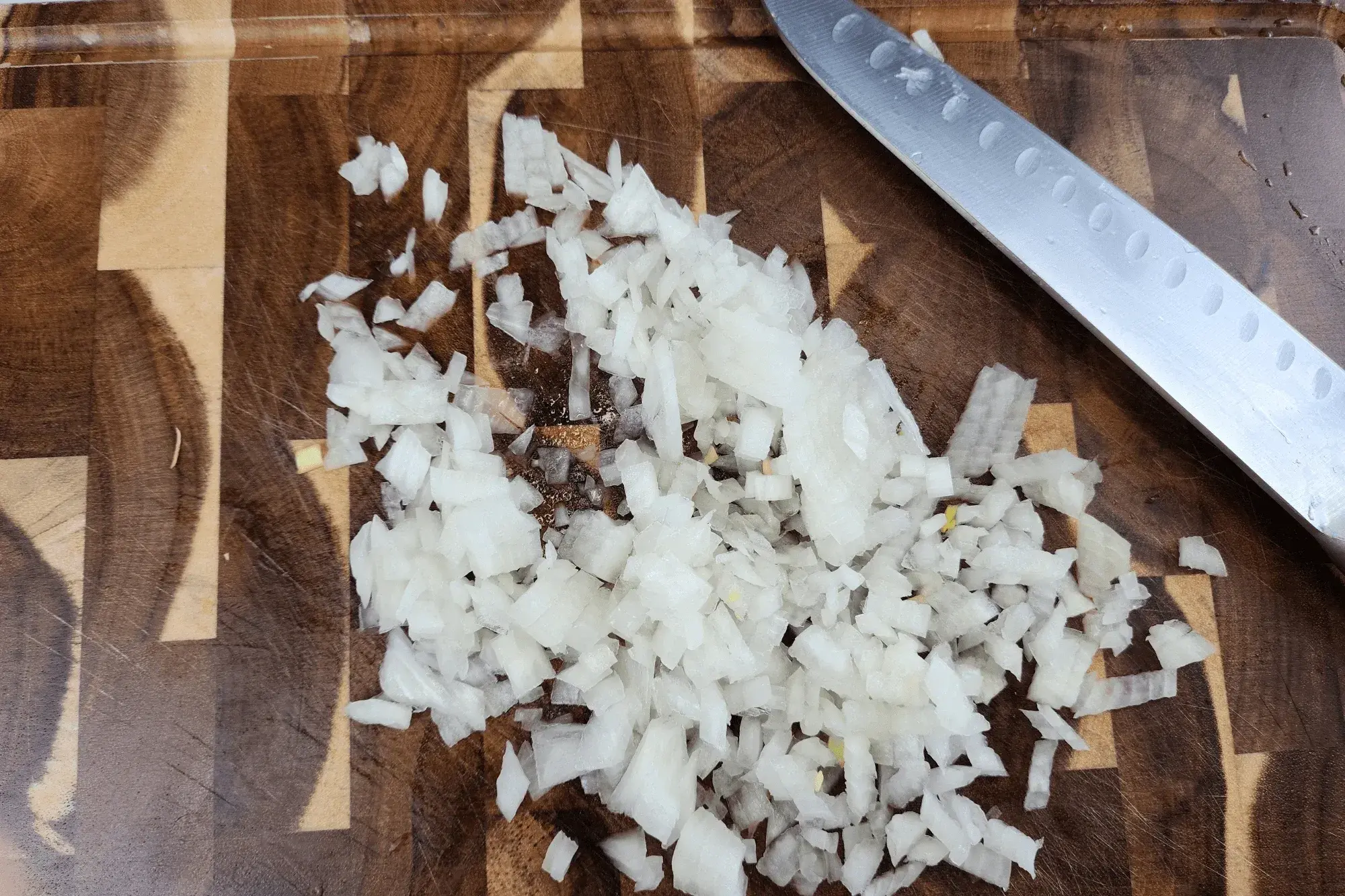  Mince the onion into small pieces to release its natural sweetness.