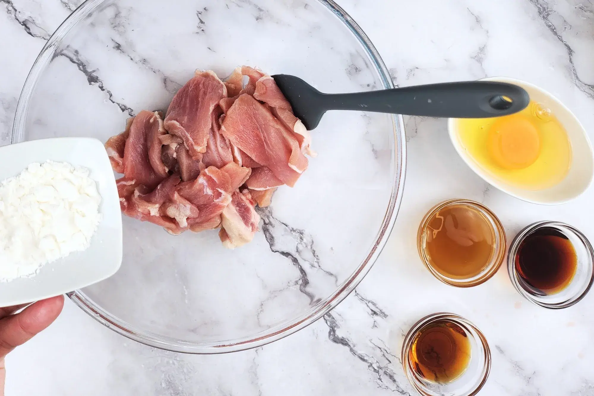 Mix sliced pork with tapioca starch