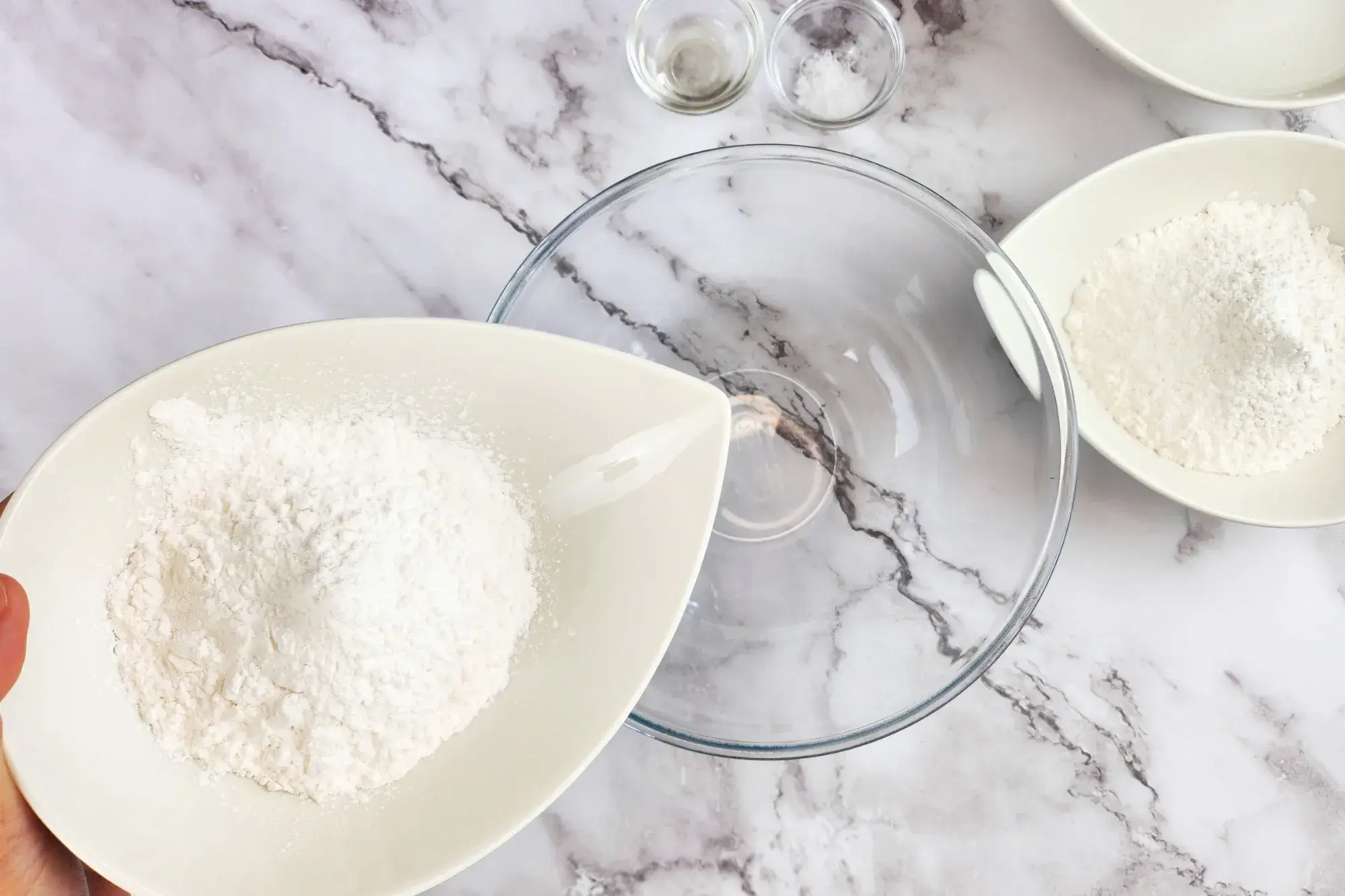 In a mixing bowl, combine rice flour