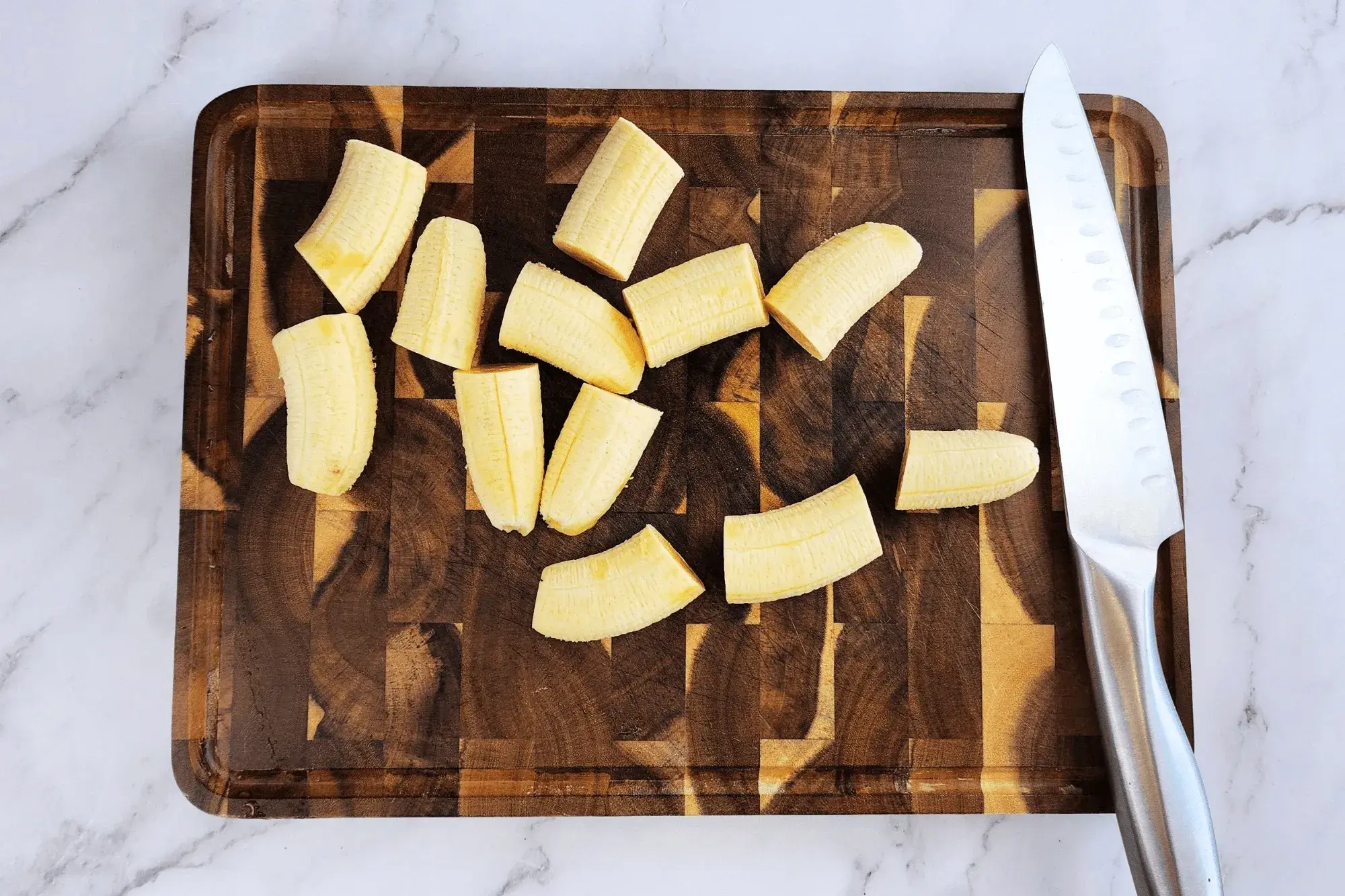 Peel semi-ripe bananas and cut them into 3 pieces (