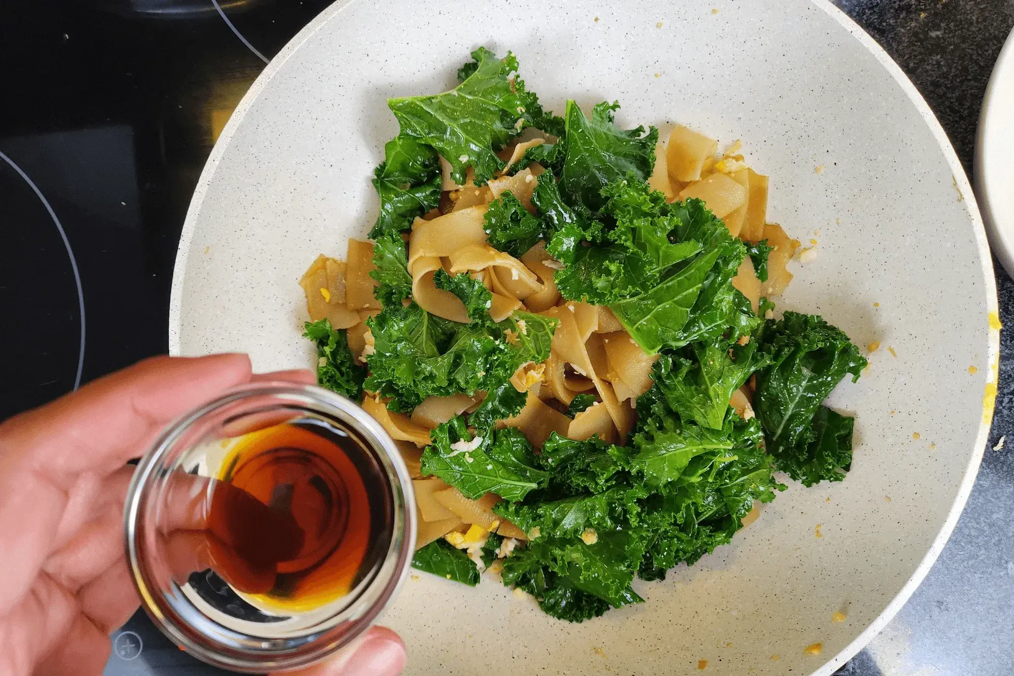 Pour in light soy sauce-pad see ew