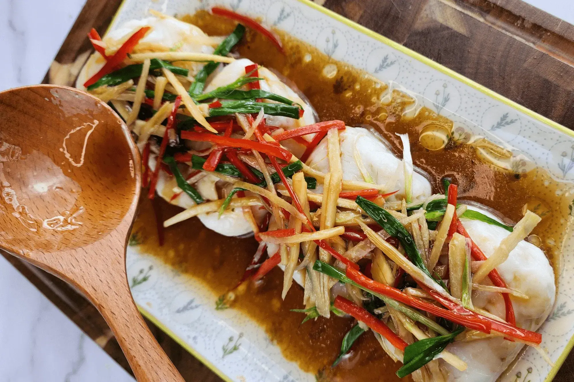 Pour the prepared sauce over the fish. Ready to serve!