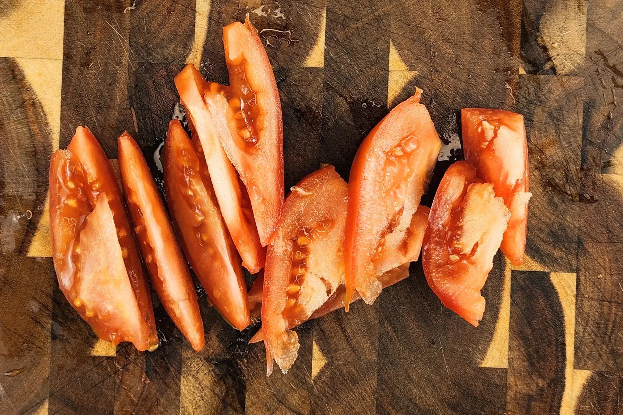  Slice the tomato thinly