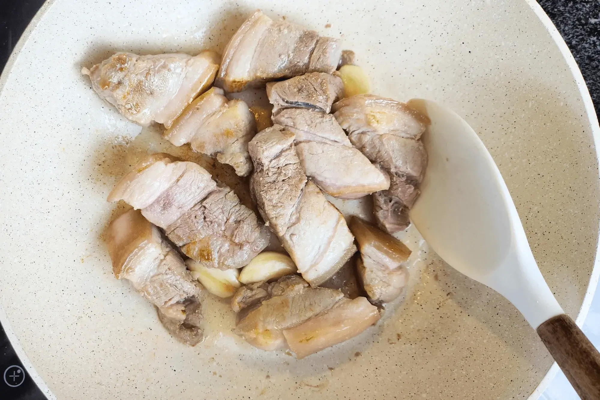 smashed garlic and belly pork in the wok