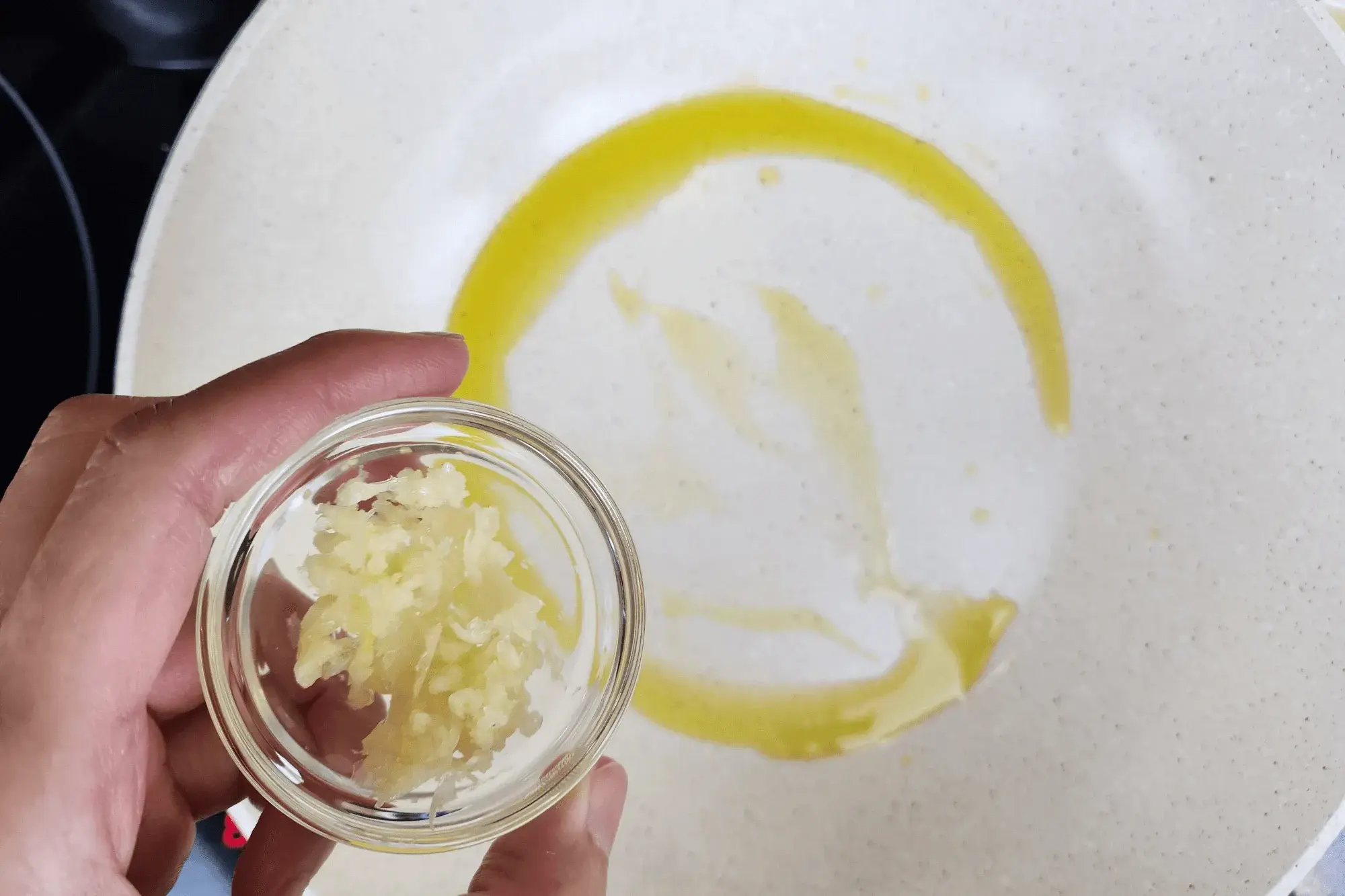  stir-fry the garlic until fragrant.