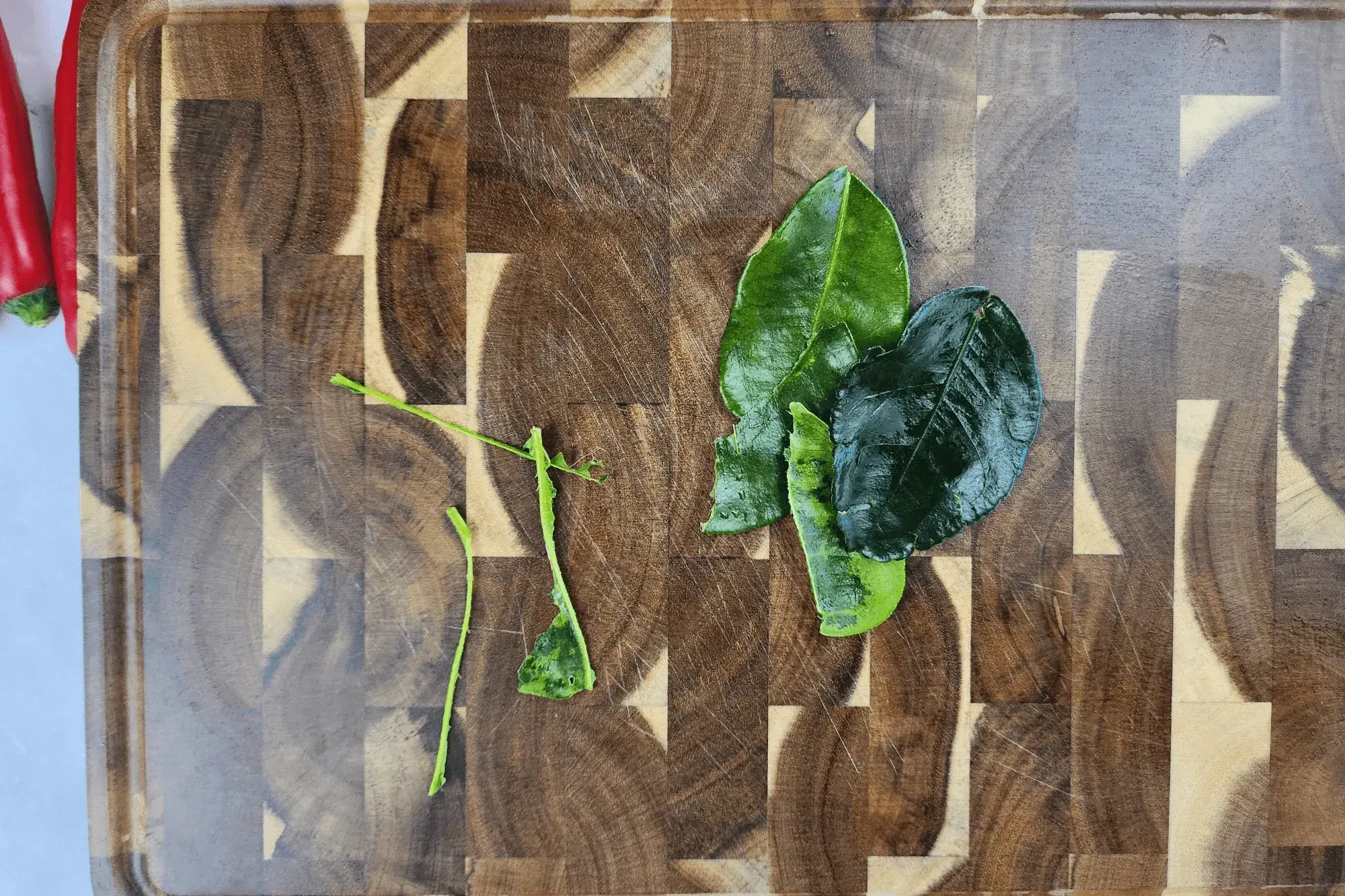  Tear the kaffir lime leaves by hand.