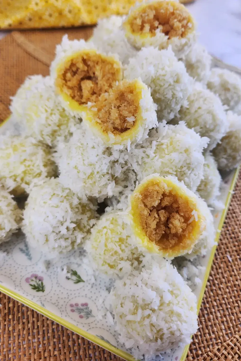 Thai Coconut Balls Dessert (Khanom Tom) 