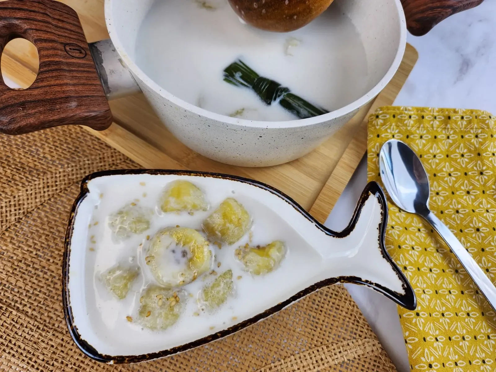 Bananas in Sweet Coconut Milk (Kluai Buat Chi) 