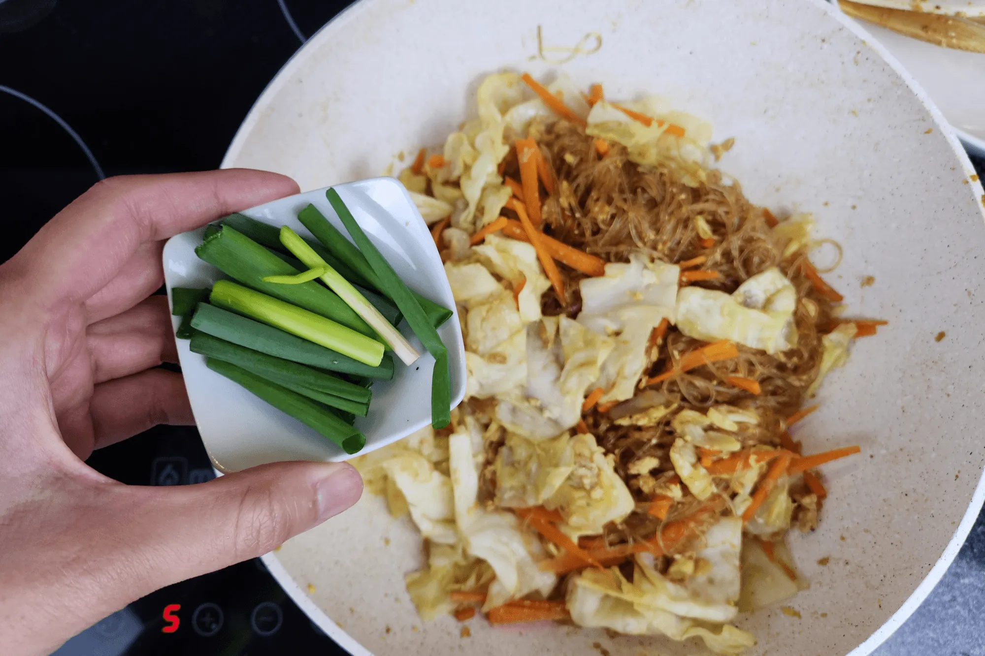 Add spring onion-Pad Woon Sen