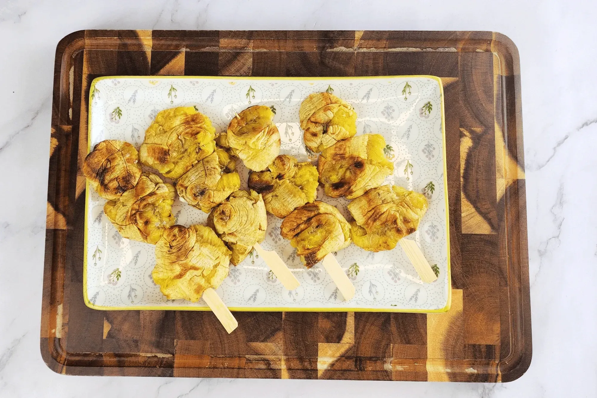 Arrange the grilled bananas on a plate.