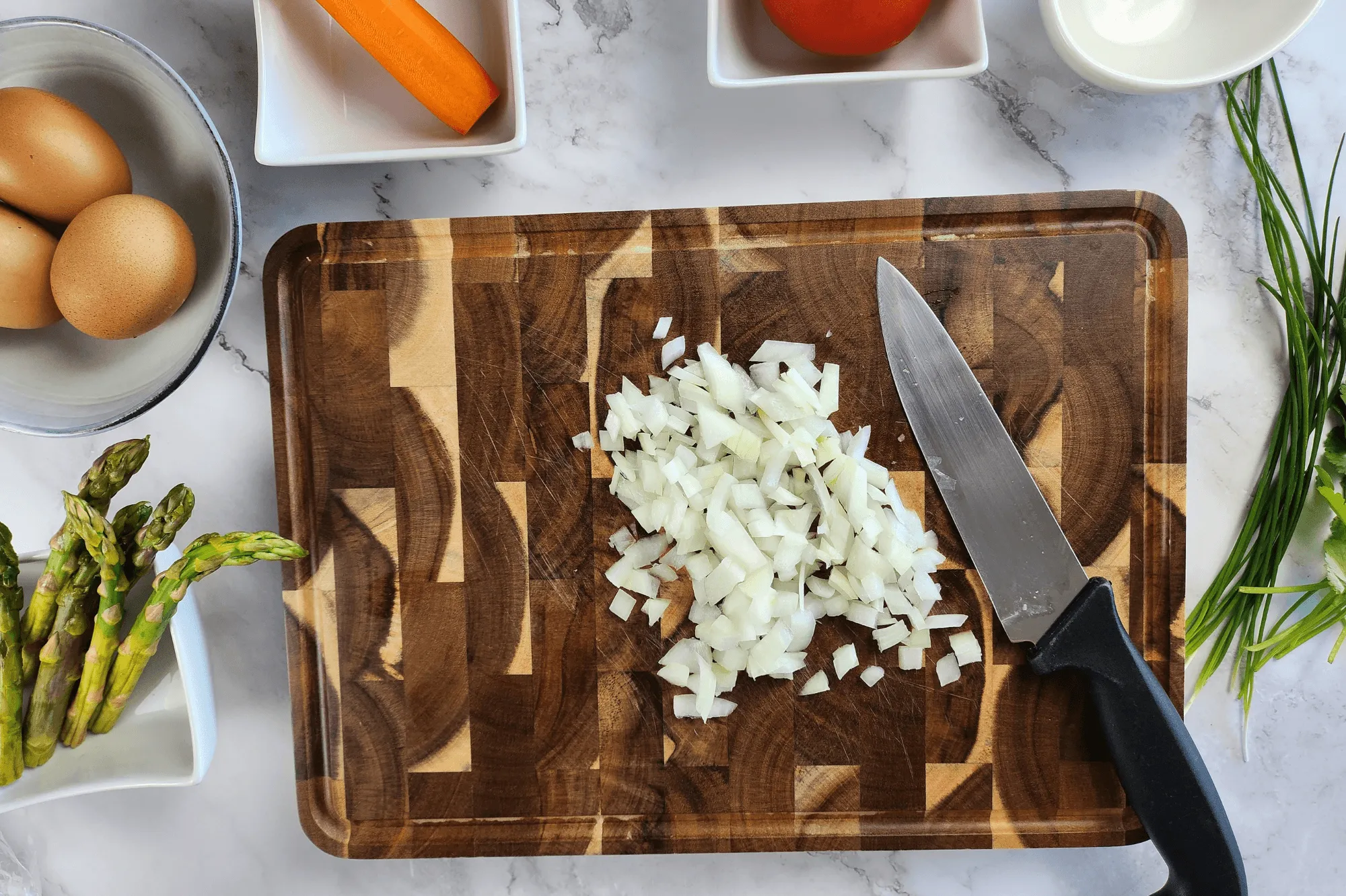 Chop the onion, carrot, asparagus, scallion, coriander and tomato into small pieces.