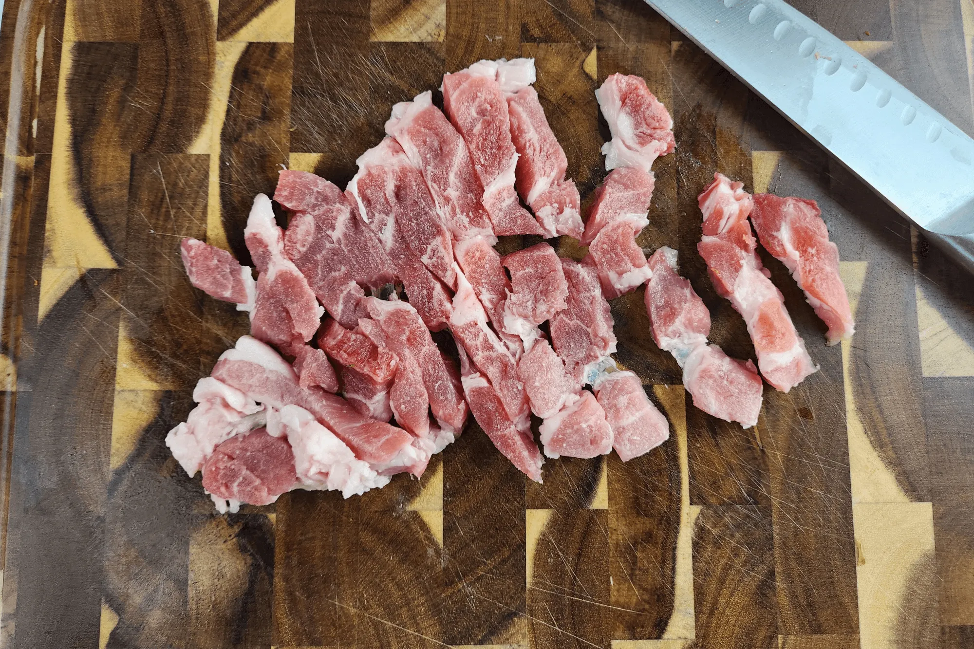 	Cut the pork into small pieces, not too thick.