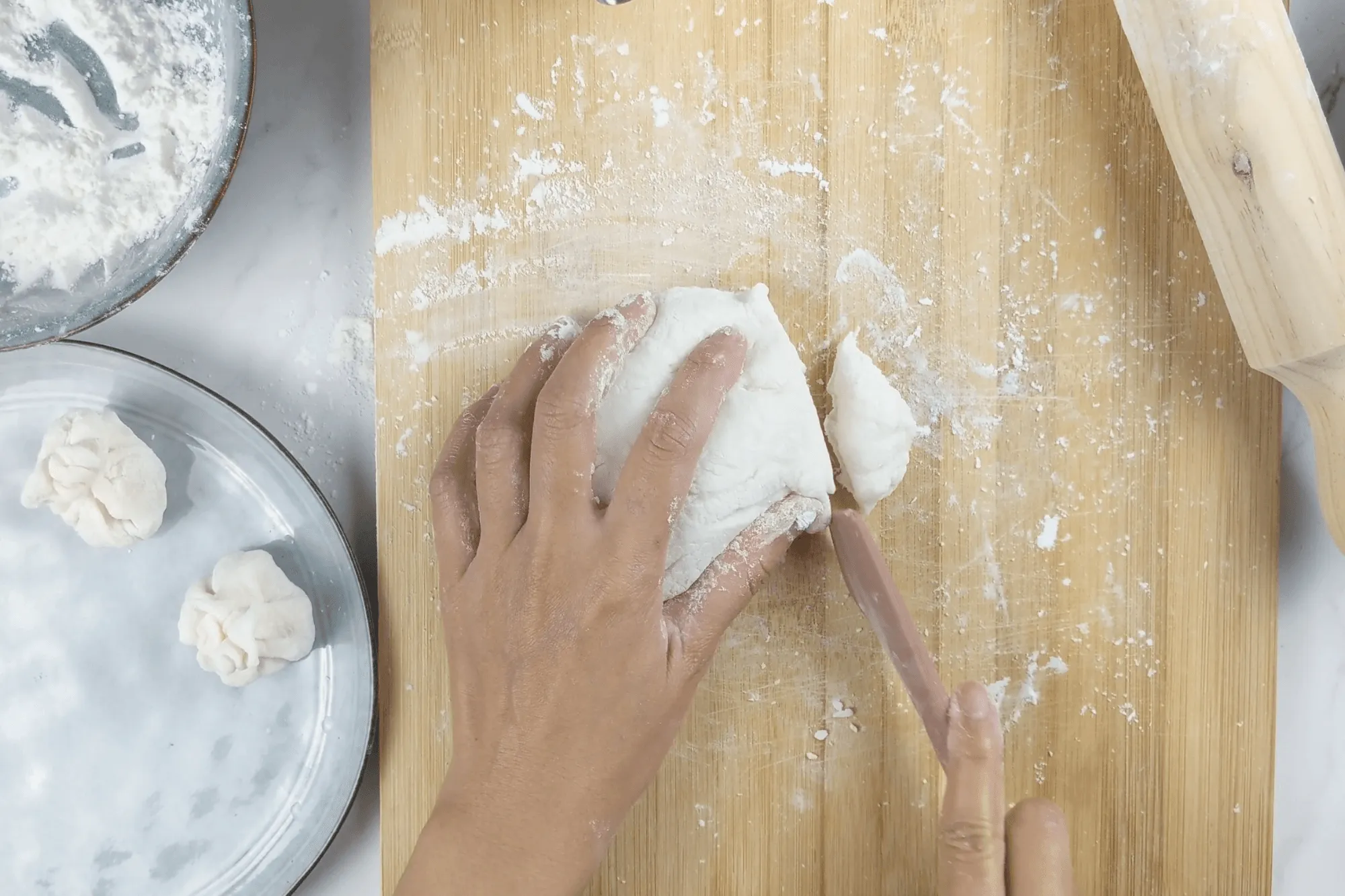 Divide the dough into 10–15 g pieces.