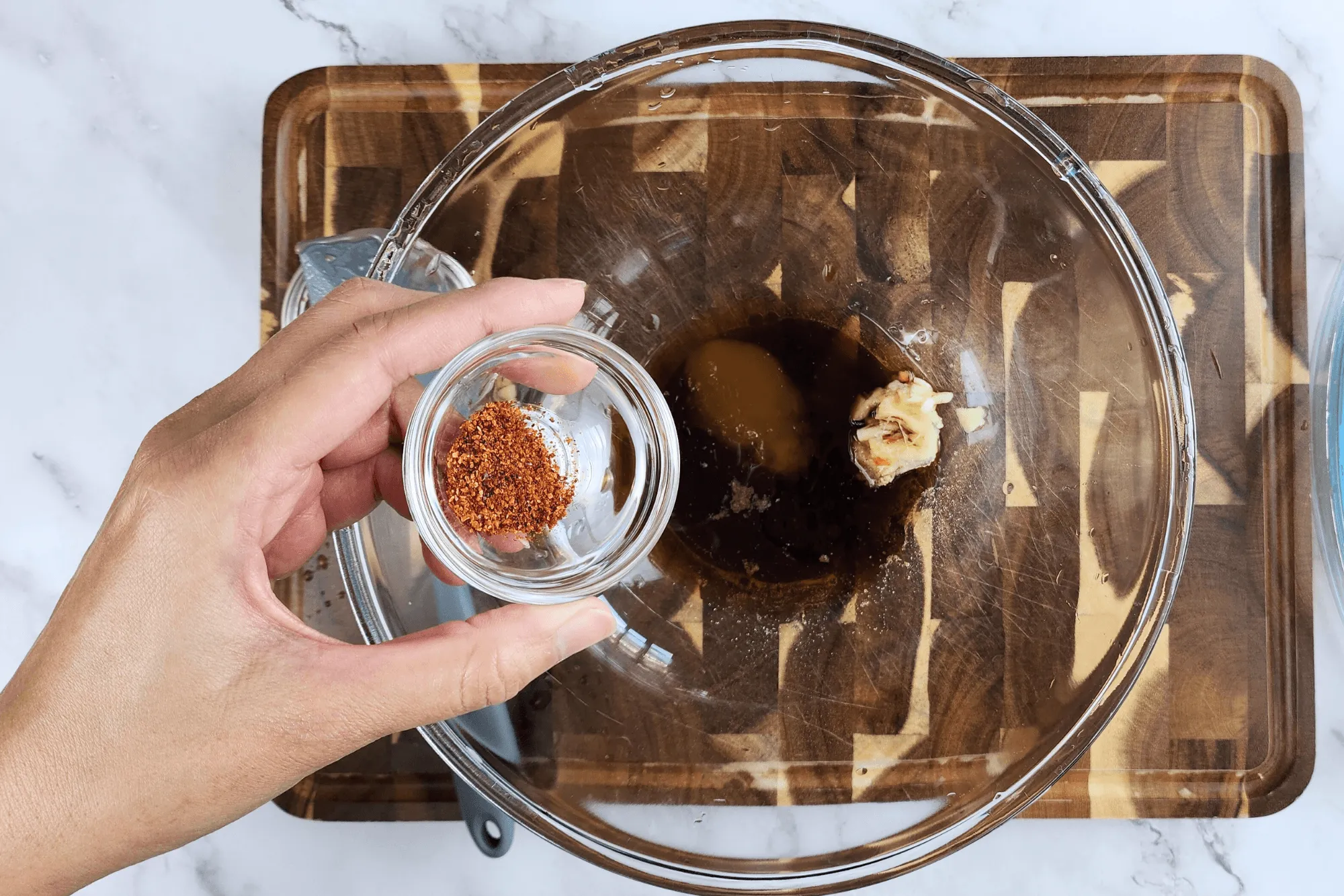 In a bowl, combine chili powder