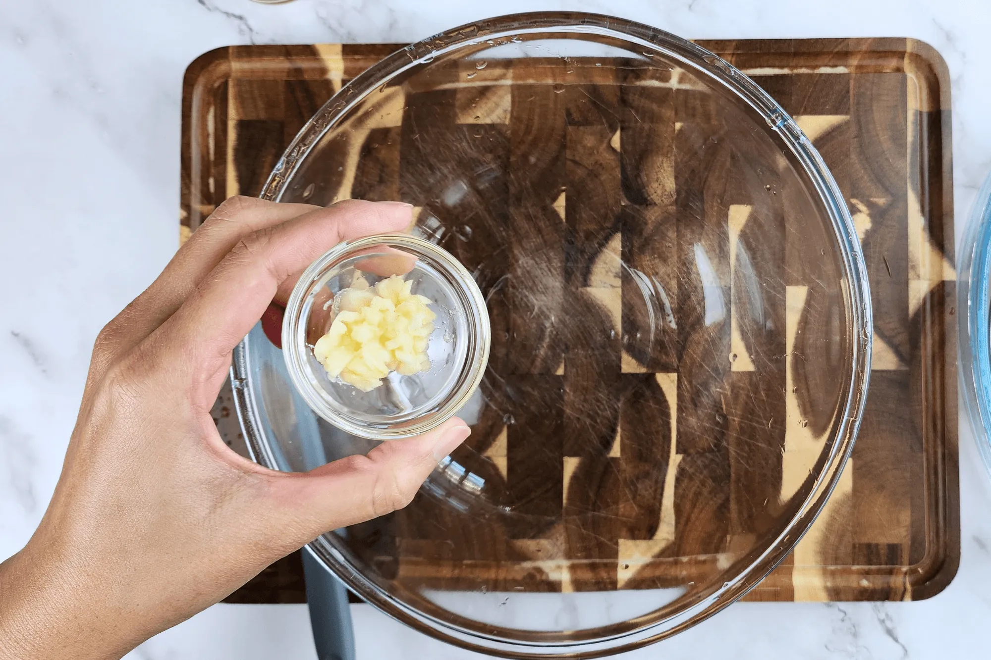 In a bowl, combine minced garlic