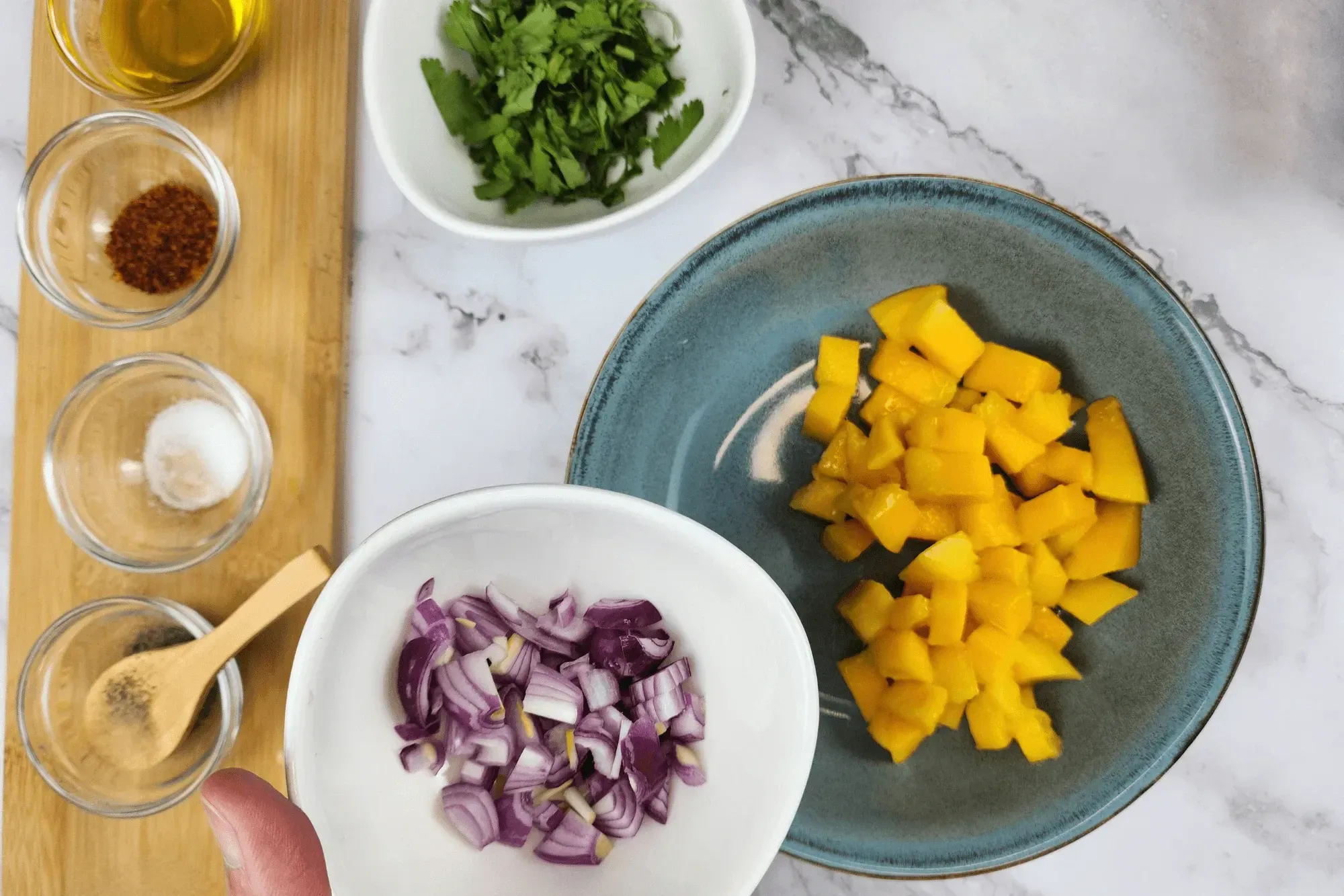 In a bowl, mix the diced mango, sliced shallots