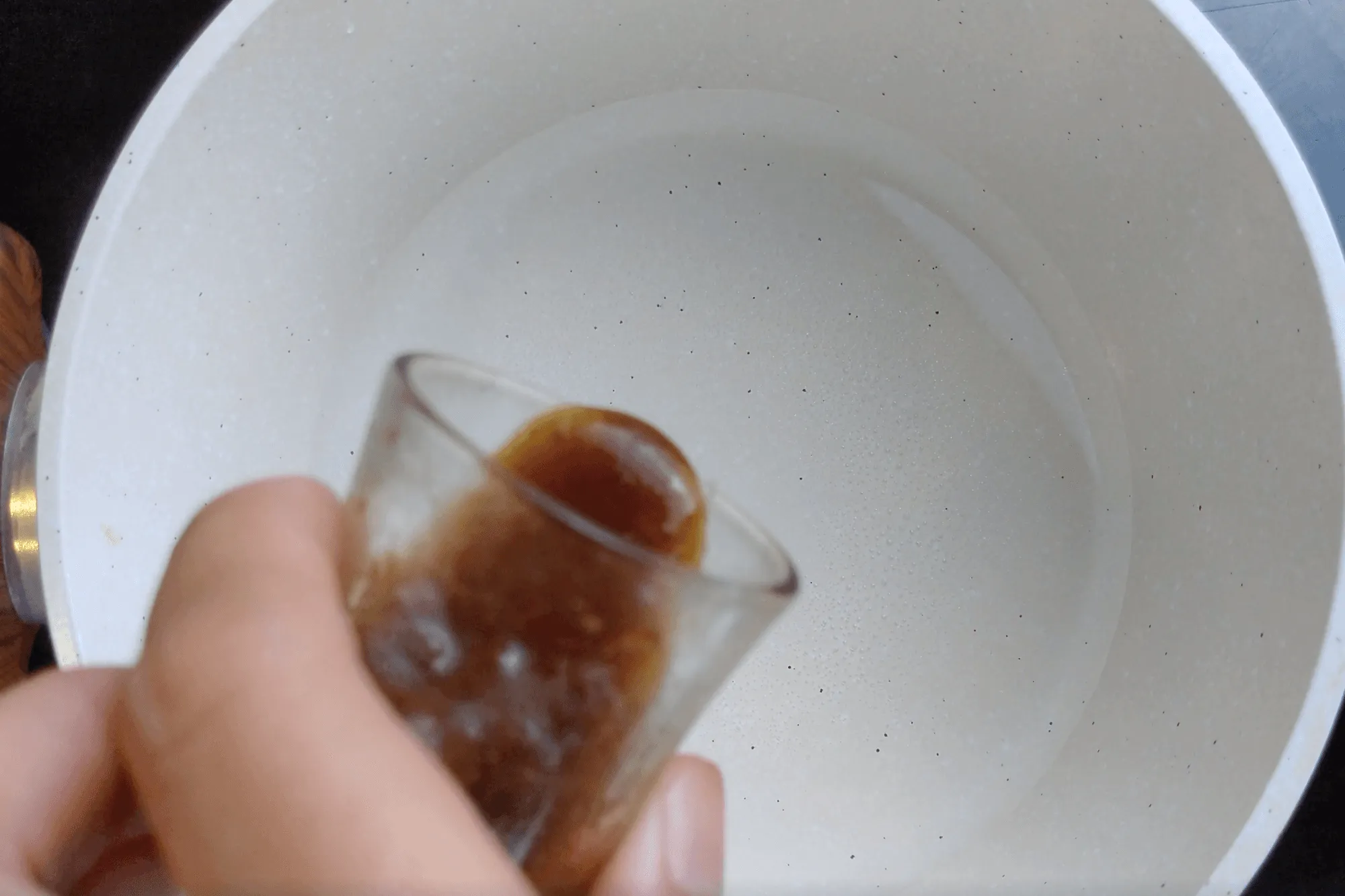 In a pot, combine water tamarind juice, fish sauce and palm sugar.