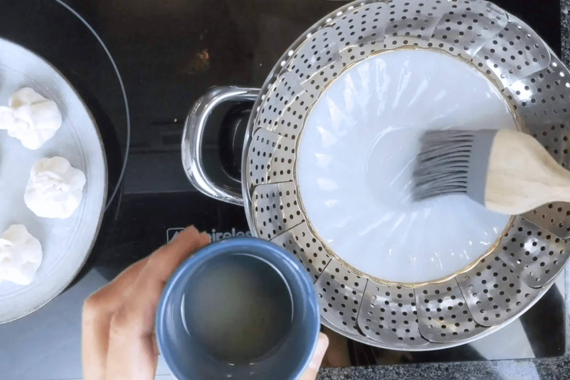 Lightly oil the steaming tray or container