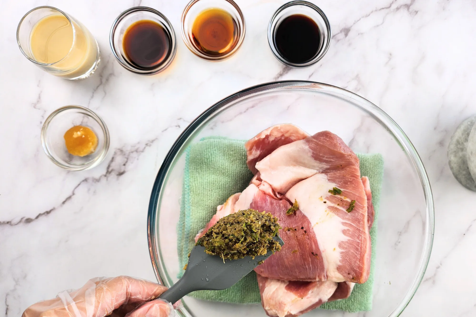 Mix the paste with pork jowl