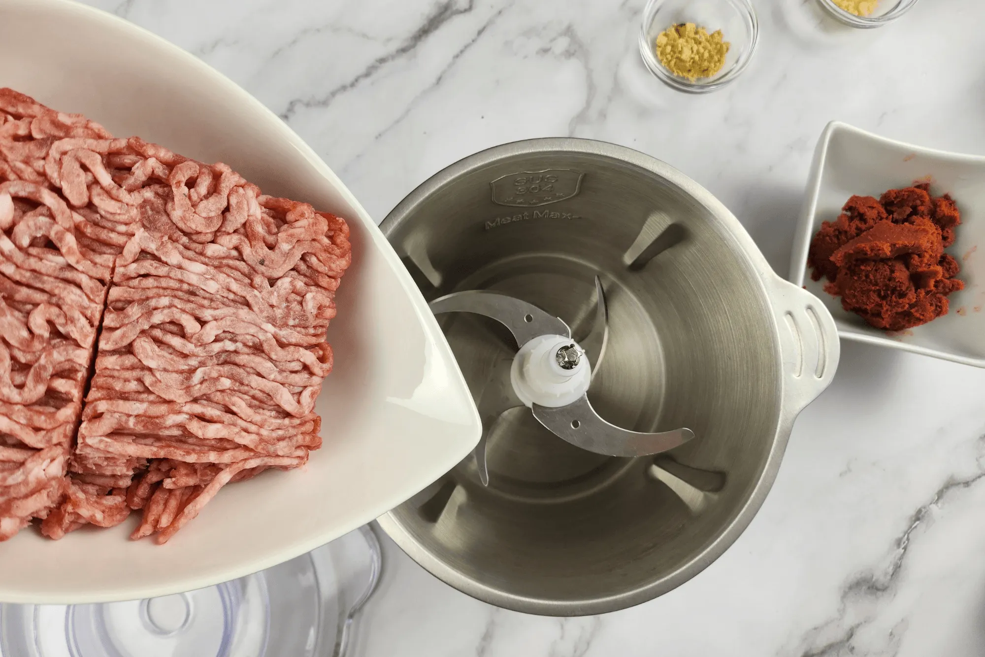 Place minced pork in a mixing bowl or blender.