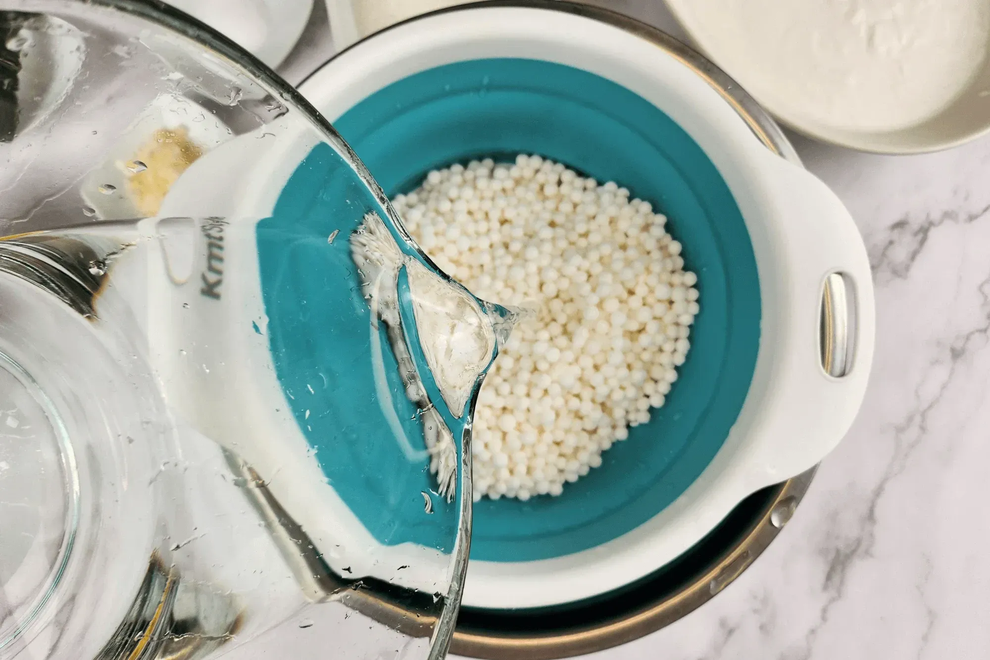 Rinse the sago pearls in water until clean and set aside.