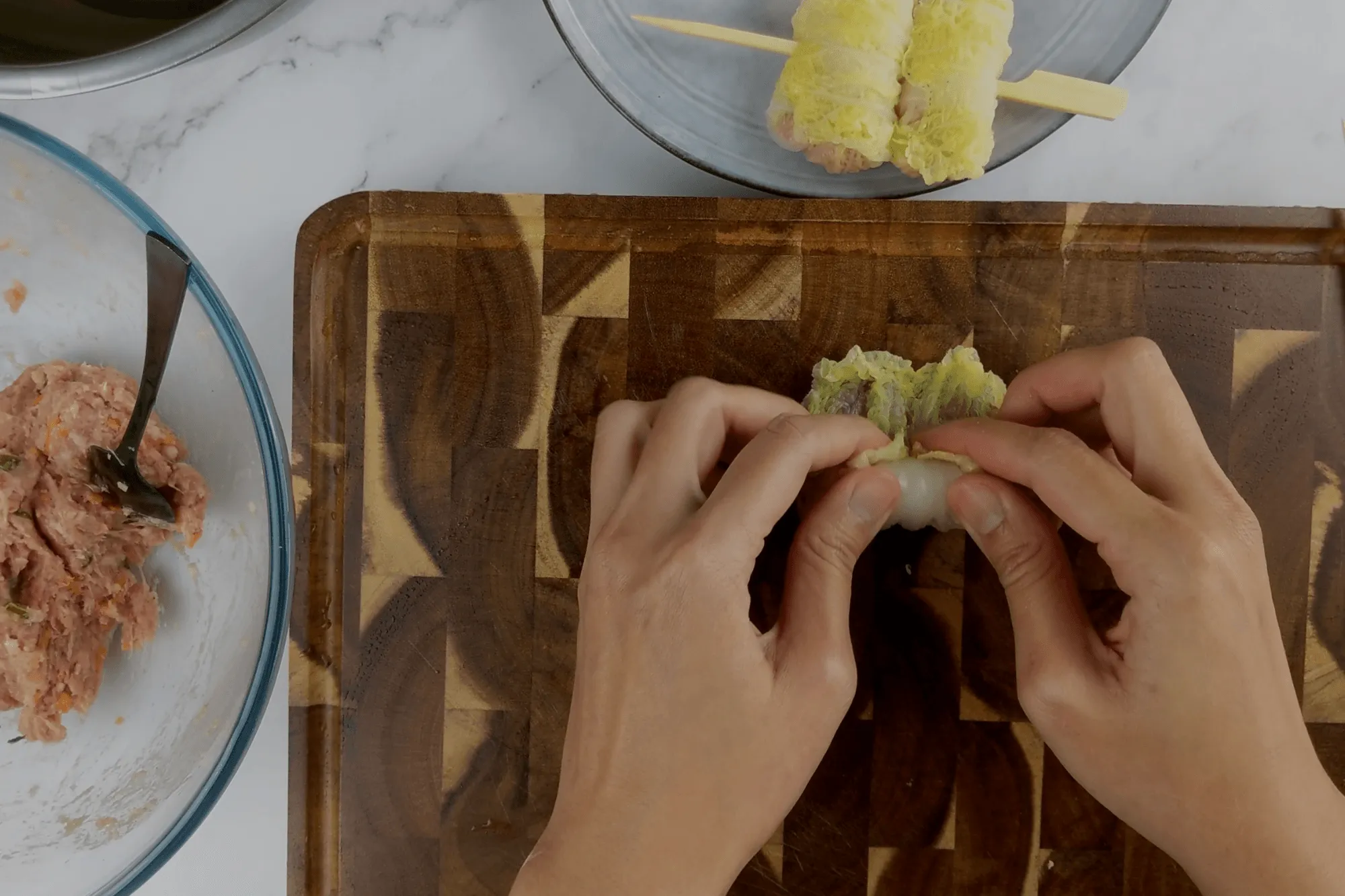 Roll the Chinese cabbage leaf from the stem upwards