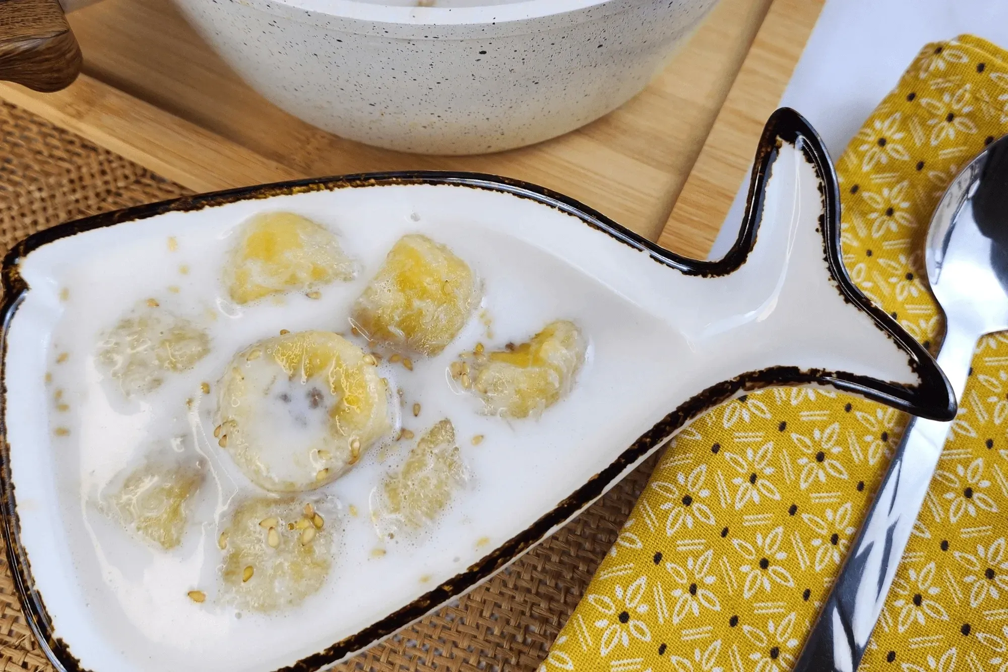 Serve warm or at room temperature. Optionally, sprinkle with toasted sesame seeds for extra aroma.