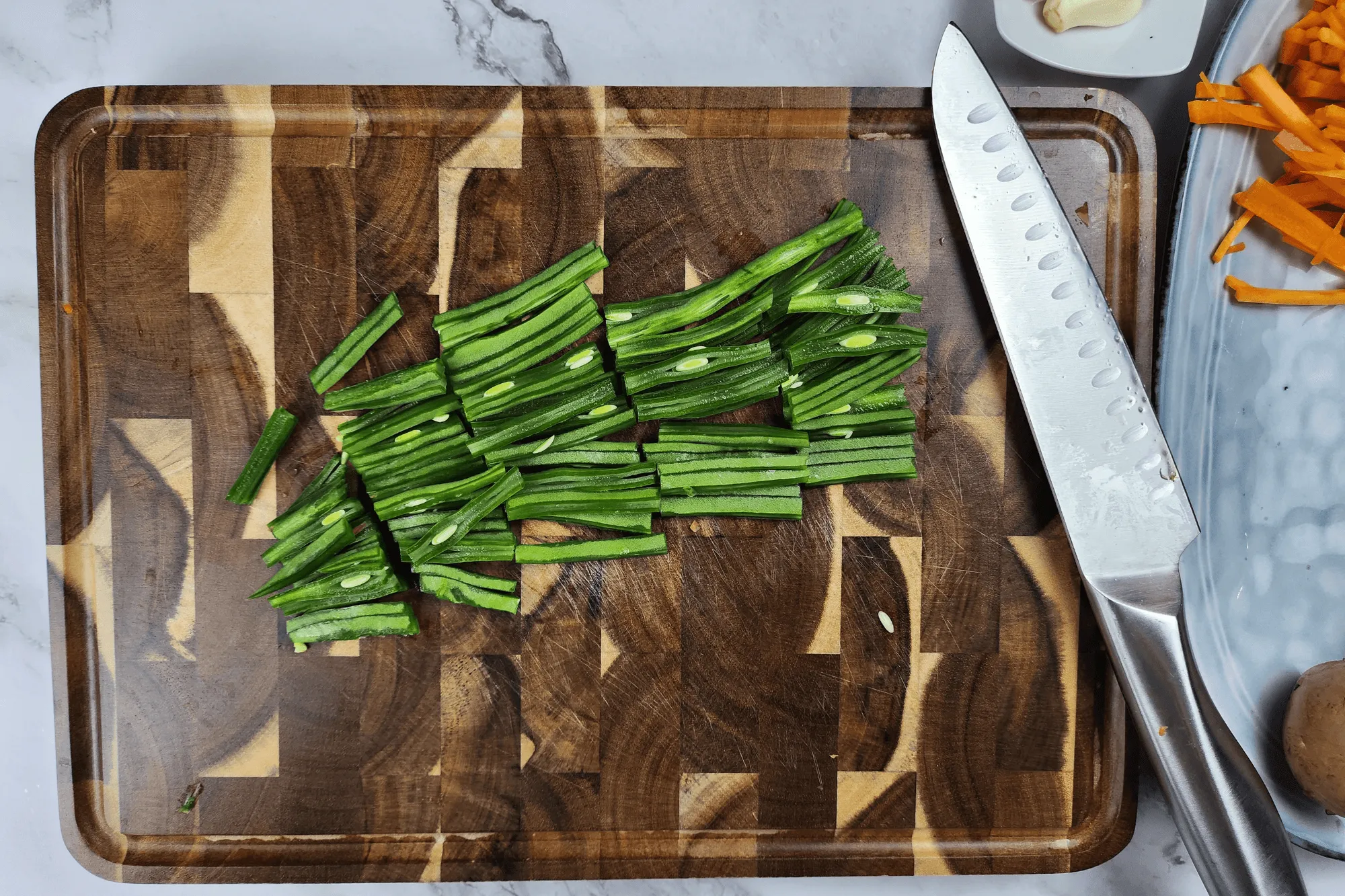 Slice the carrot, beans, and mushrooms into thin strips.